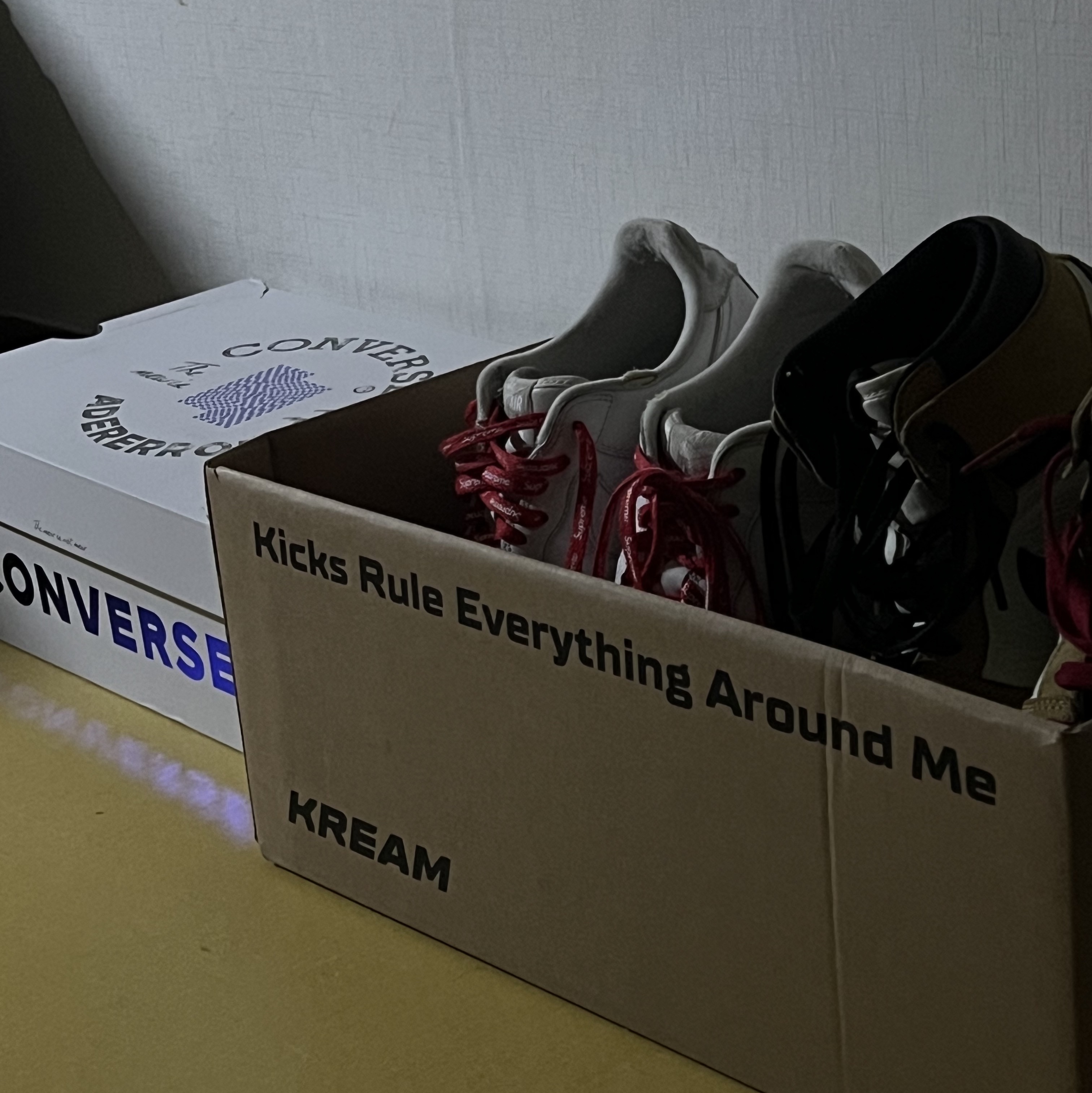 Nike x Supreme Air Force 1 Low White, Jordan 1 Retro High Rookie of the Year 착용 스타일 - 1