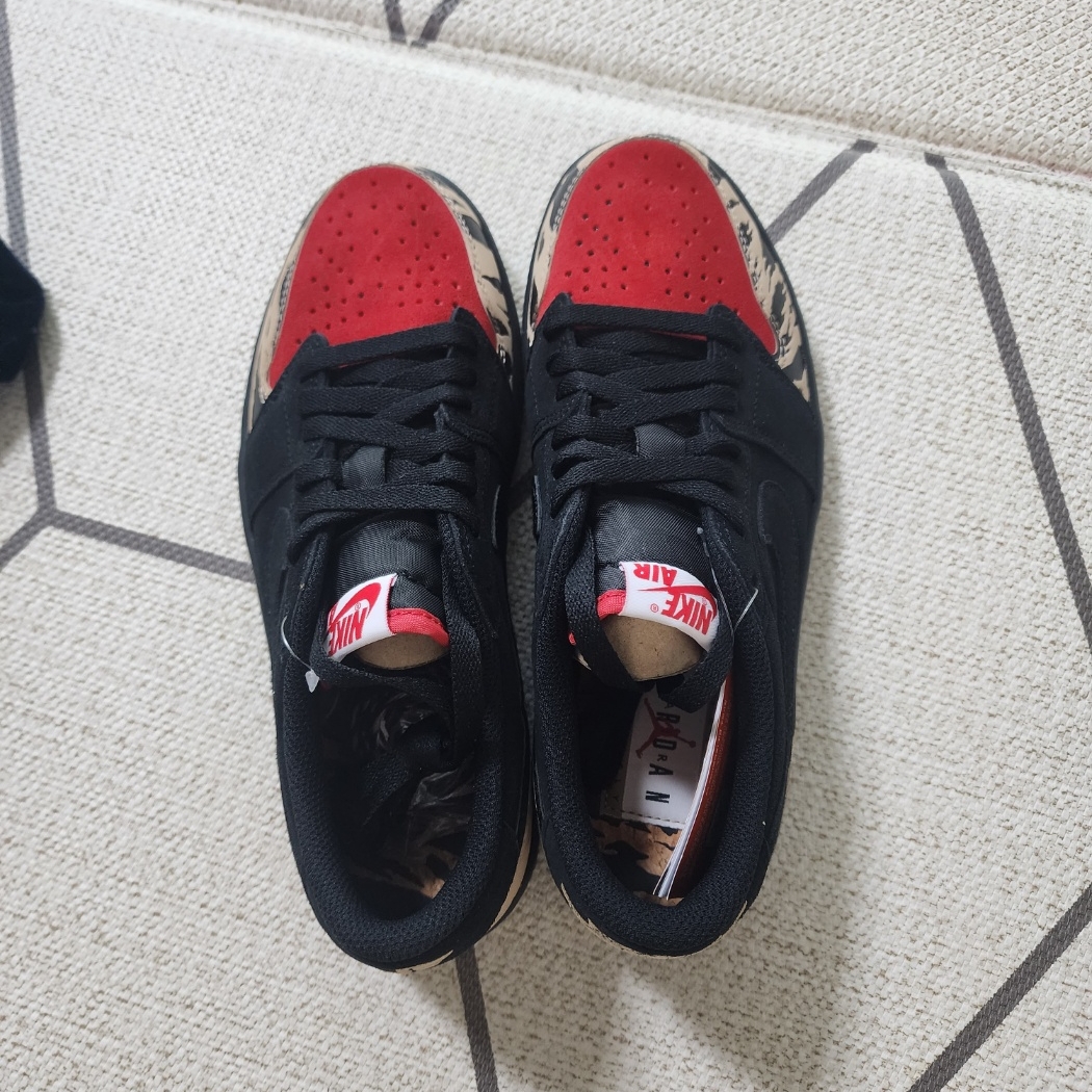 Jordan 1 x SoleFly Retro Low OG SP Black and Sport Red 착용 스타일 - 2