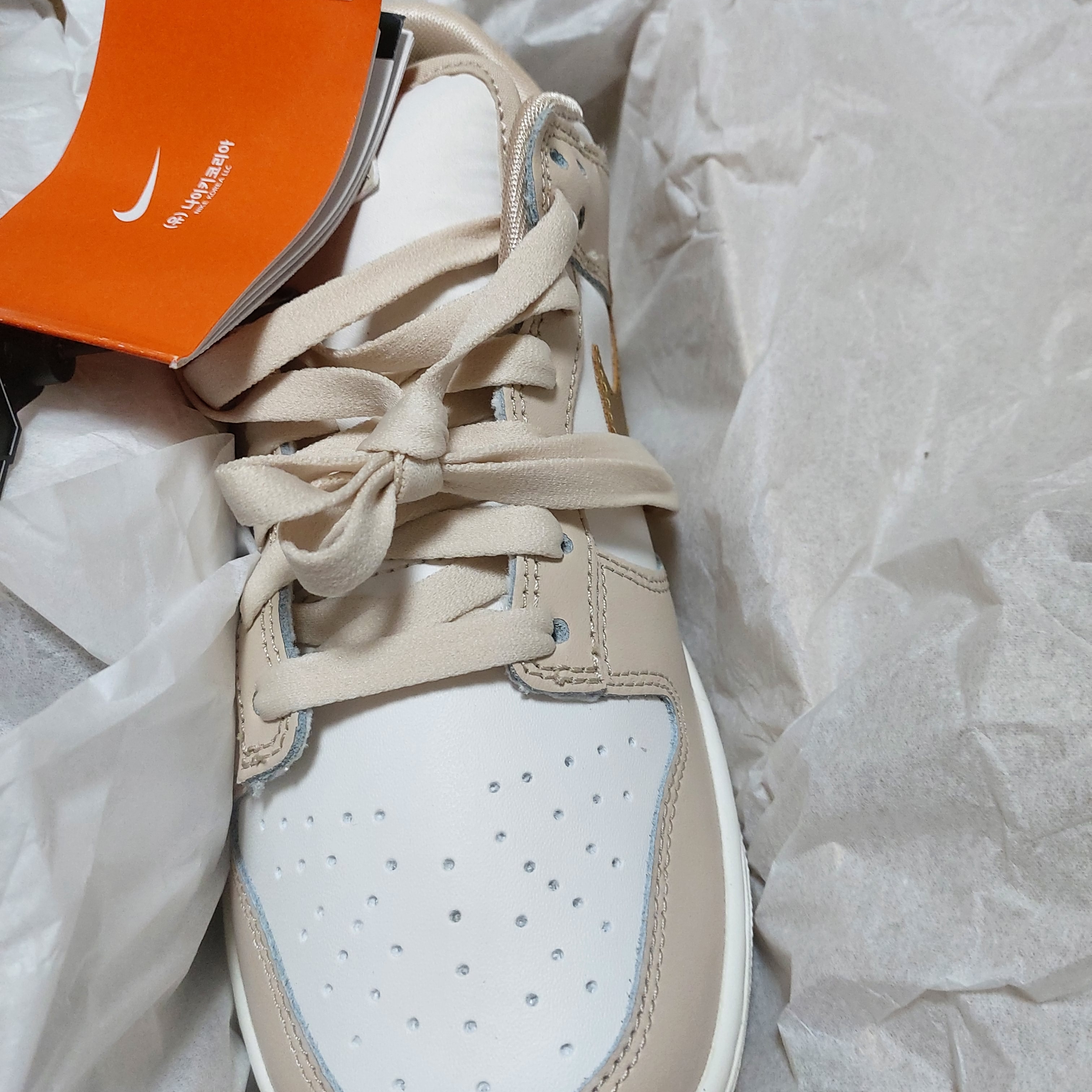 (W) Nike Dunk Low Sanddrift Metallic Gold 착용 스타일 - 1