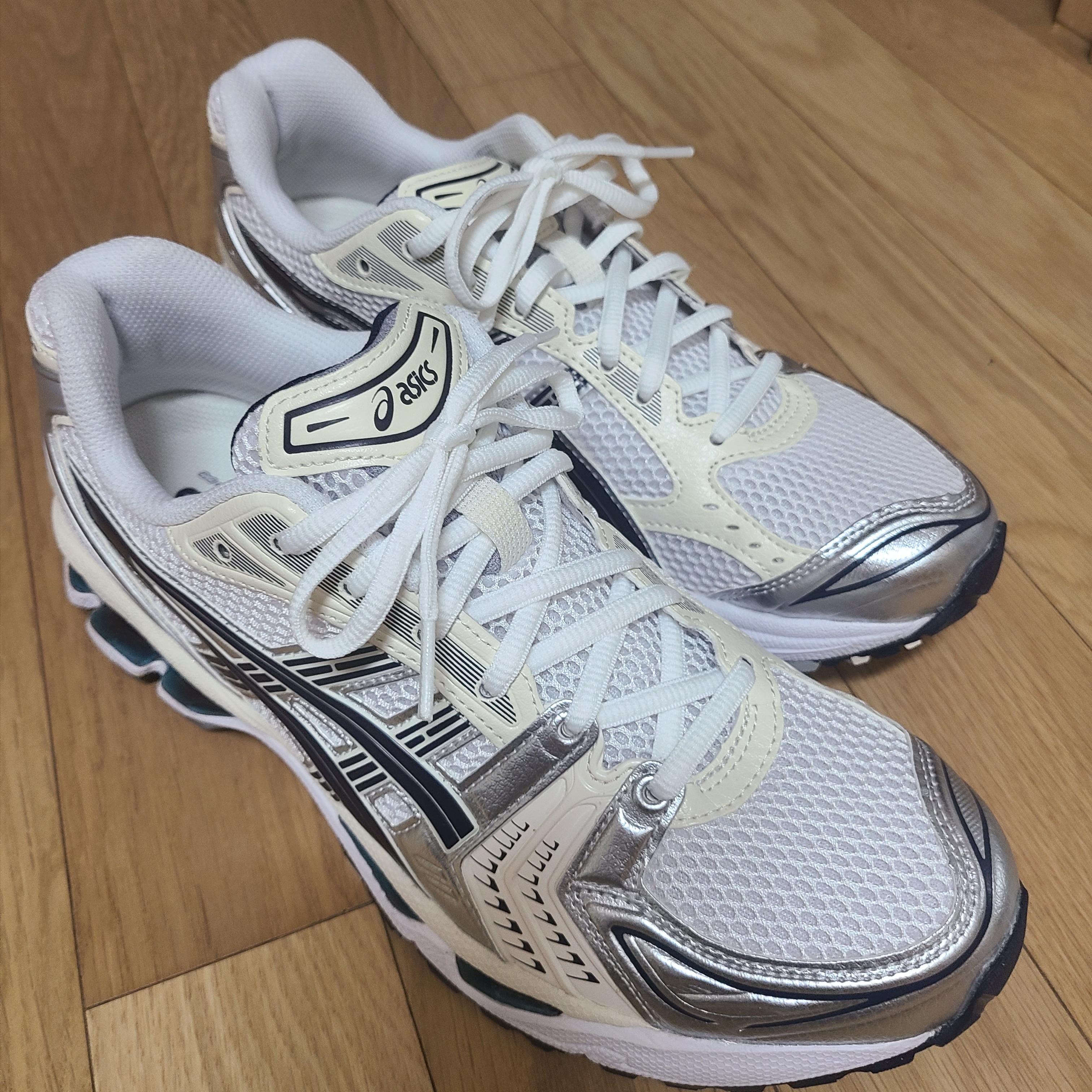 (W) Asics Gel-Kayano 14 White Midnight 착용 스타일
