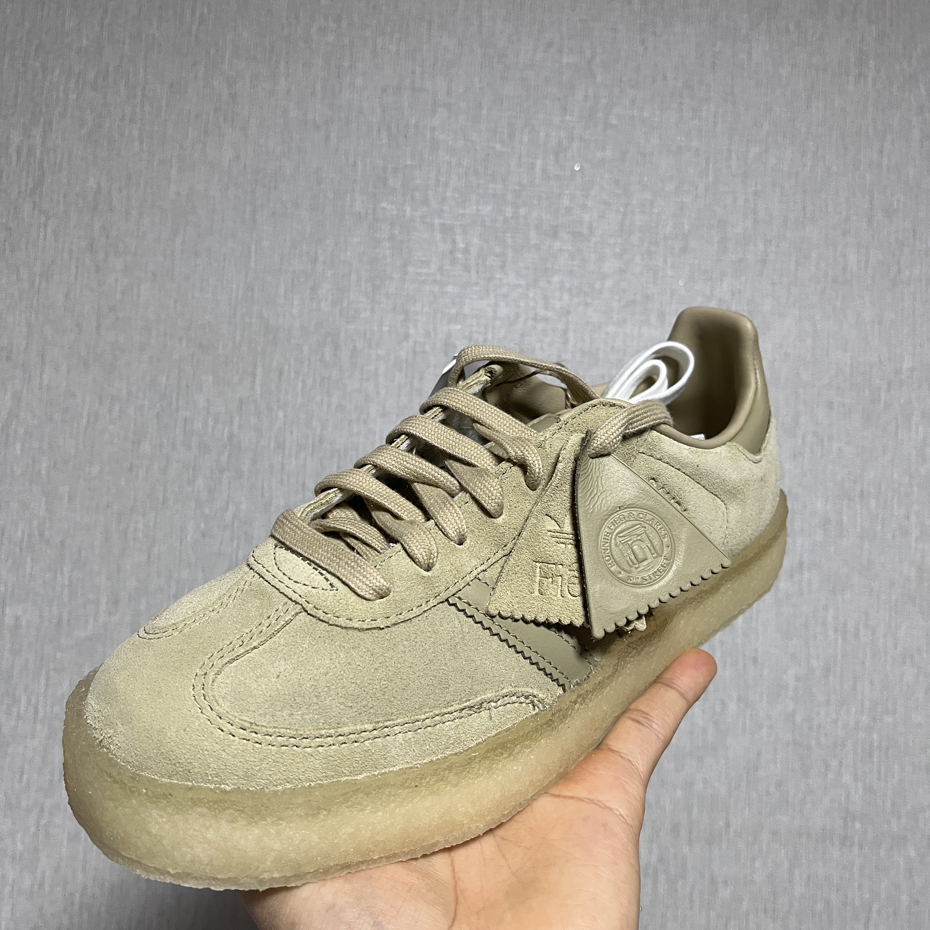 Adidas x Clarks x Ronnie Fieg 8th Street Samba Savannah 착용 스타일 - 1
