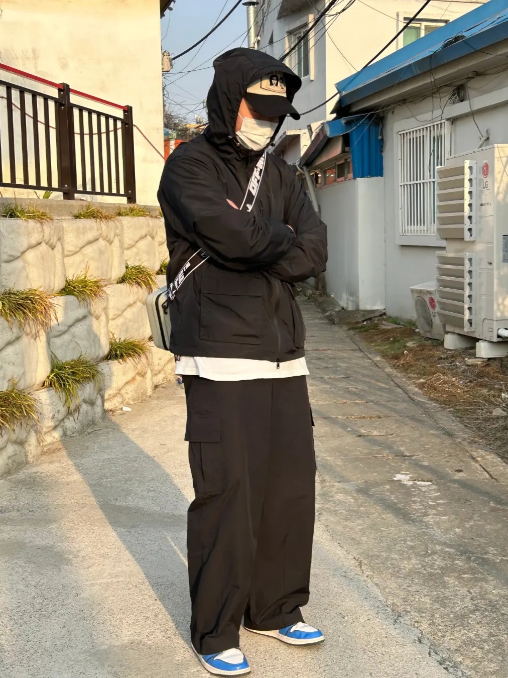 Jordan 1 Mid SE Signal Blue 착용 스타일 - 1