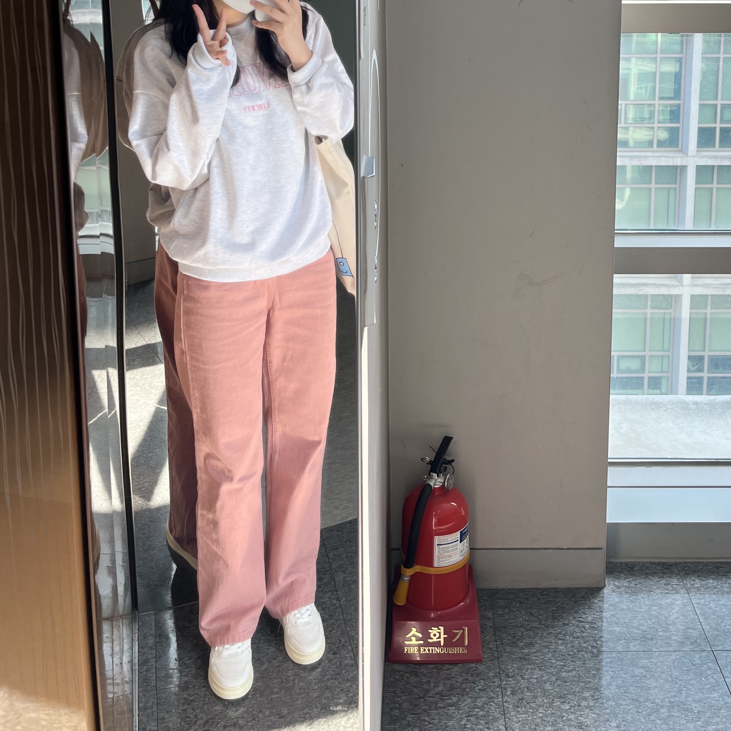 (W) Autry Medalist Low Goatskin Sneakers White 착용 스타일