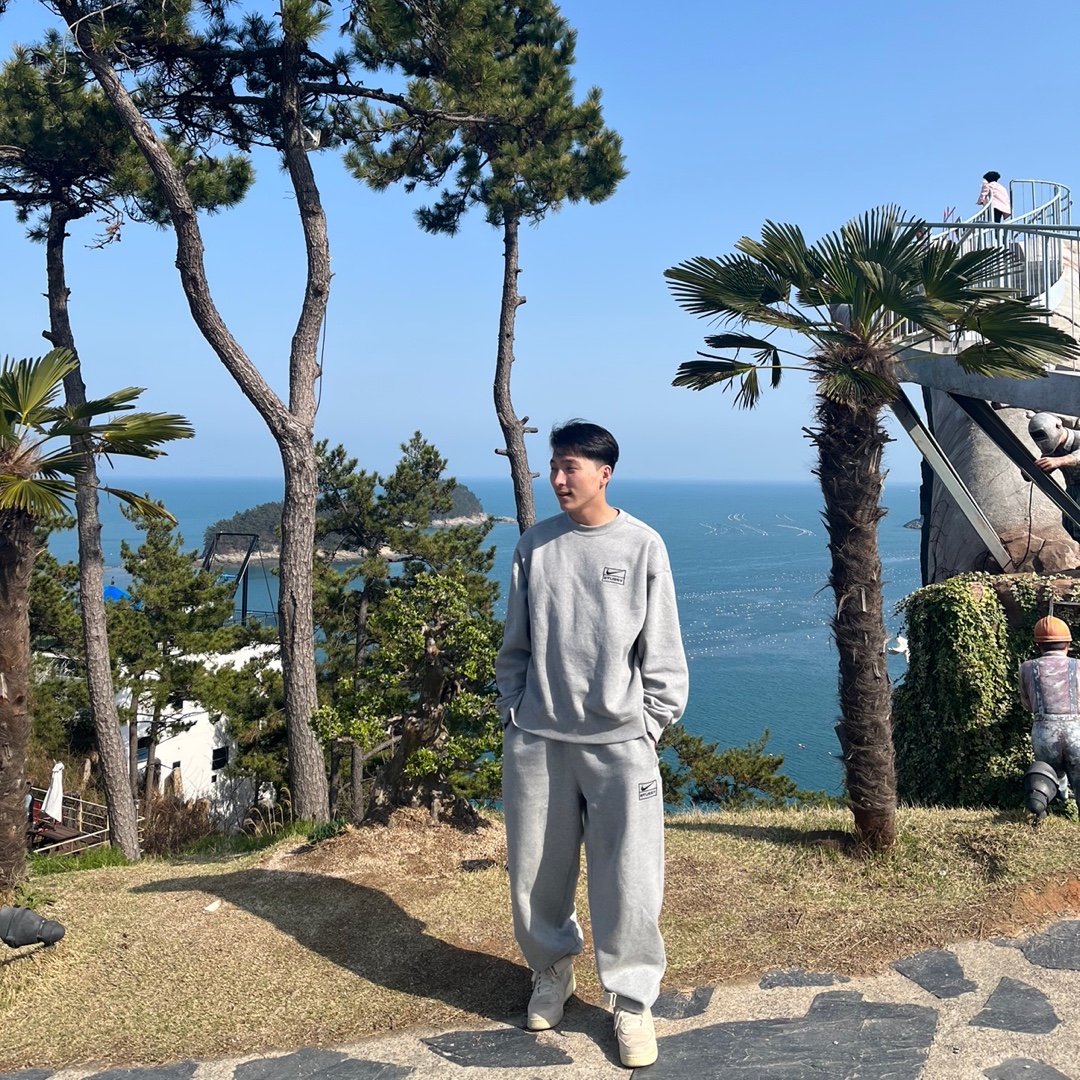 Nike x Stussy NRG Fleece Crewneck Dark Grey Heather (DO9337-063), Nike x Stussy NRG Fleece Pants Dark Grey Heather (DO9340-063) 착용 스타일