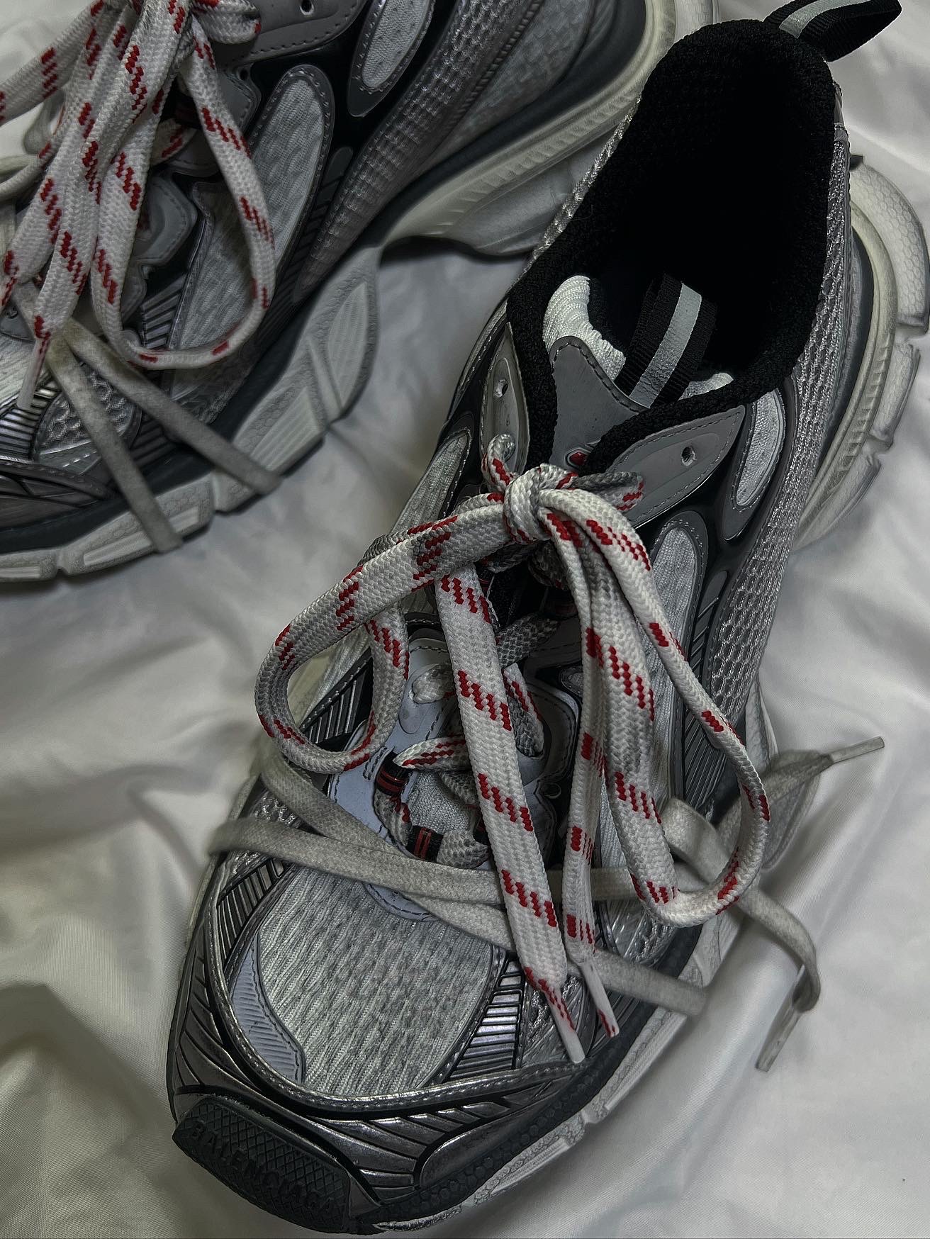 Balenciaga 3XL Sneakers Grey White Red 착용 스타일 - 4