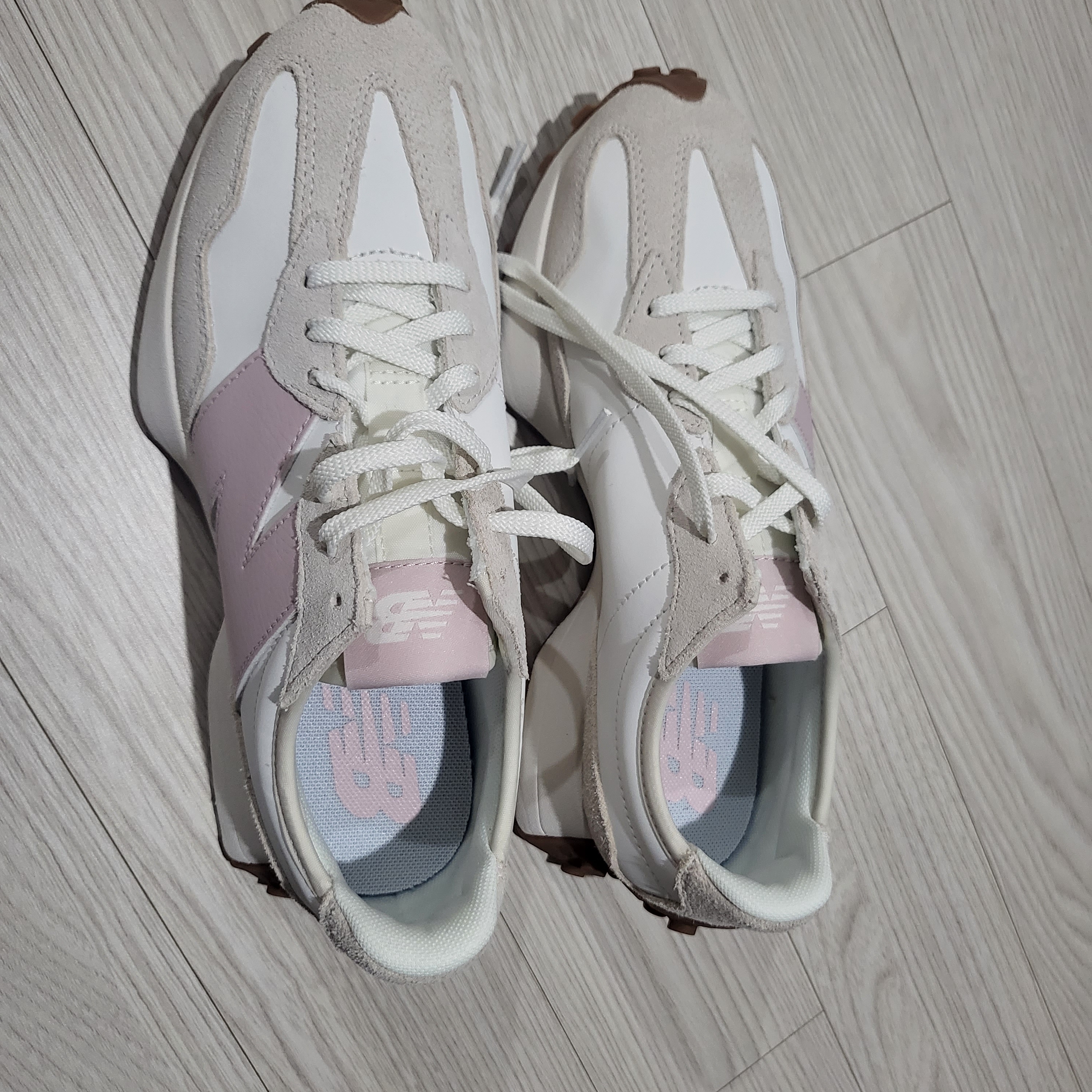 (W) New Balance 327 Sea Salt Pink Haze 착용 스타일 - 2