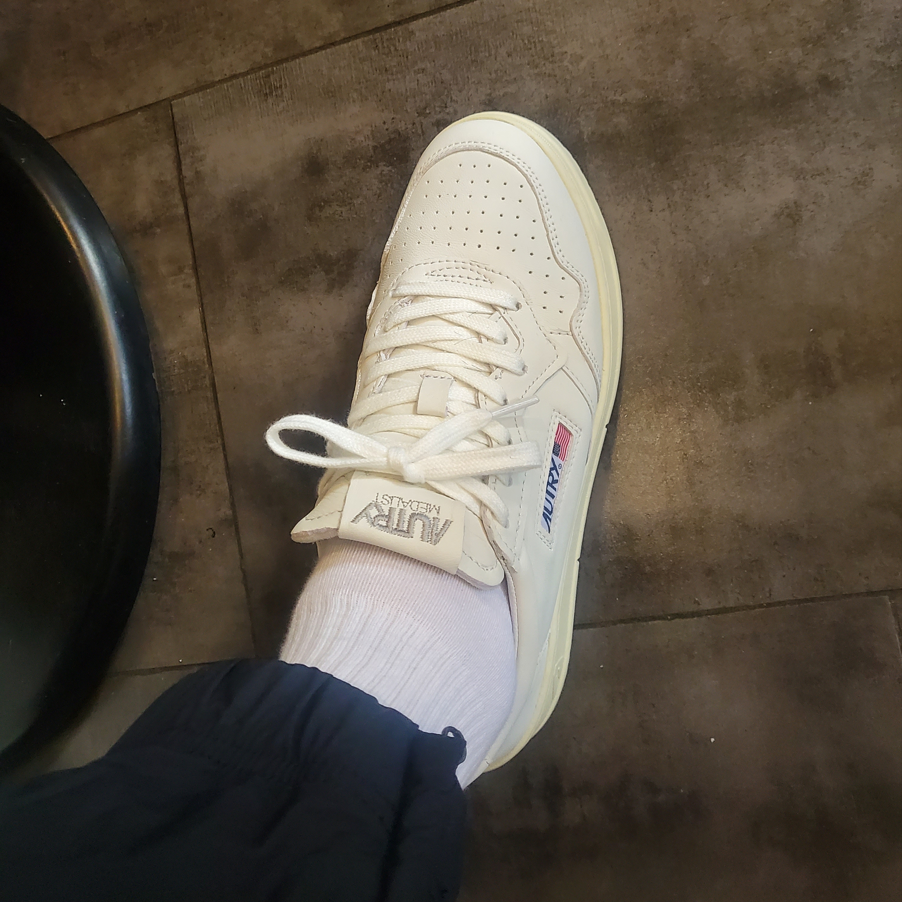 Autry Medalist Low Goatskin Sneakers White 착용 스타일 - 2