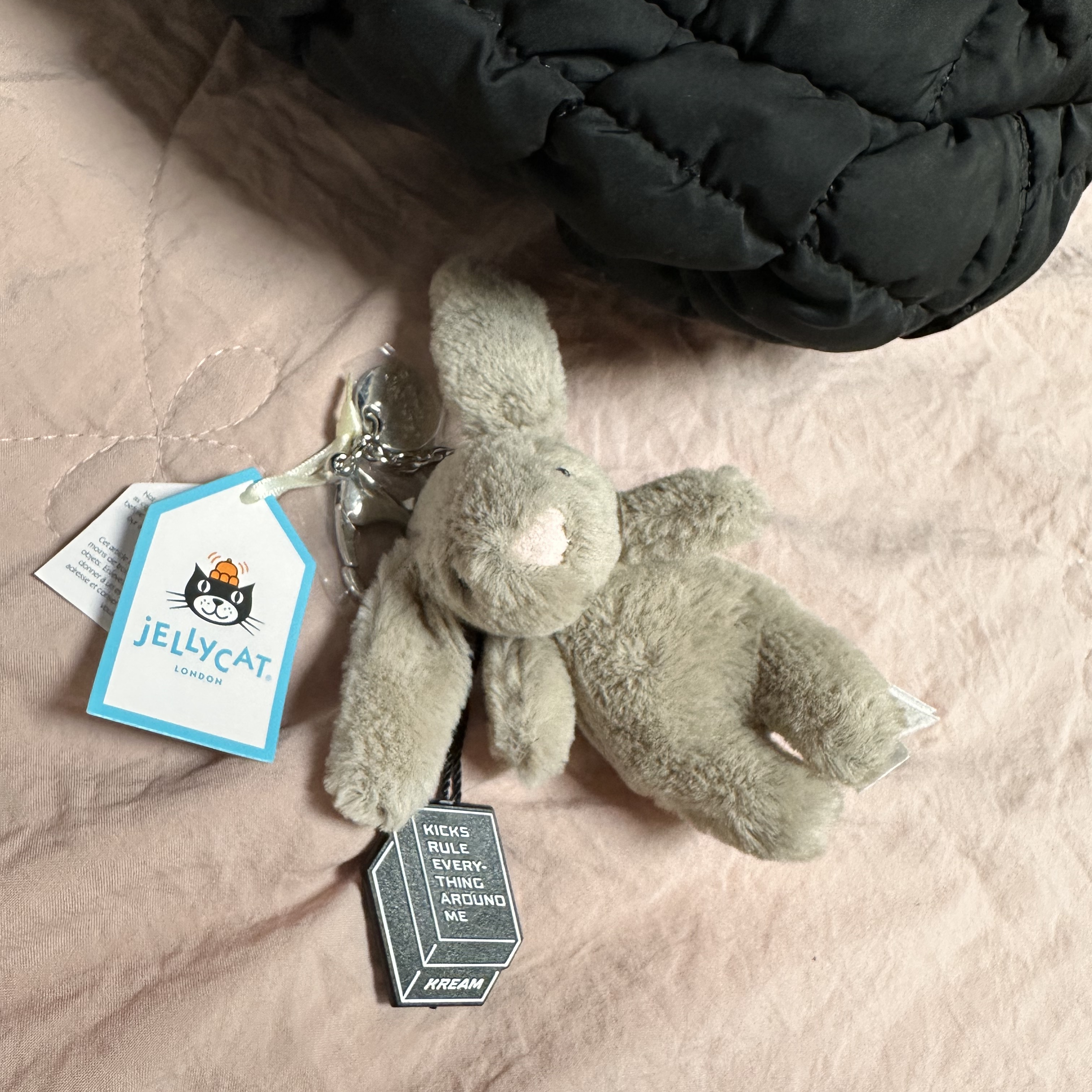 Jellycat Bashful Bunny Bag Charm Beige, COS Quilted Micro Bag Off White 착용 스타일 - 3