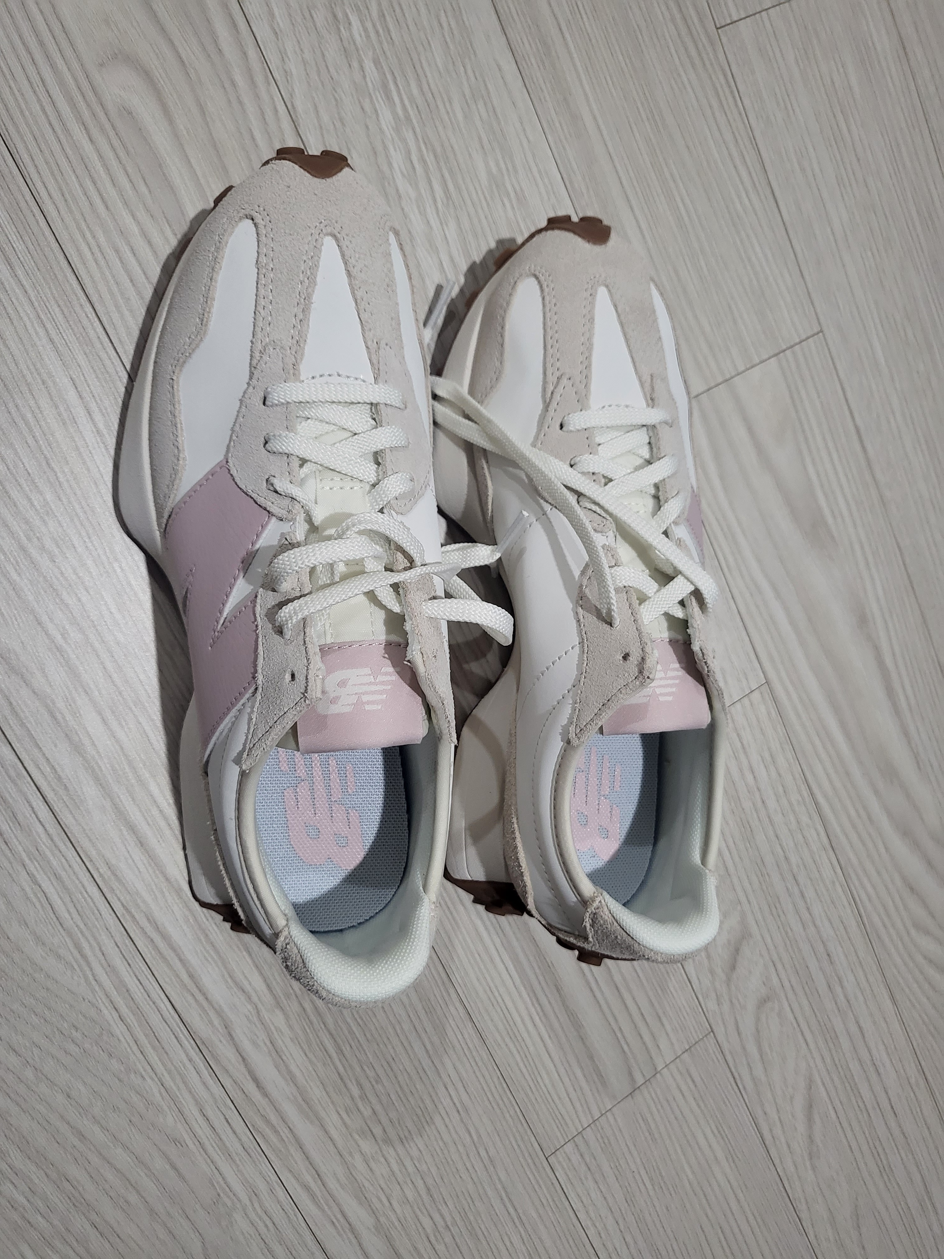 (W) New Balance 327 Sea Salt Pink Haze 착용 스타일 - 2