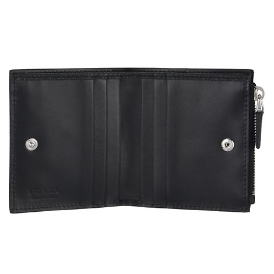 Prada Small Leather Wallet Black 착용 스타일 - 4