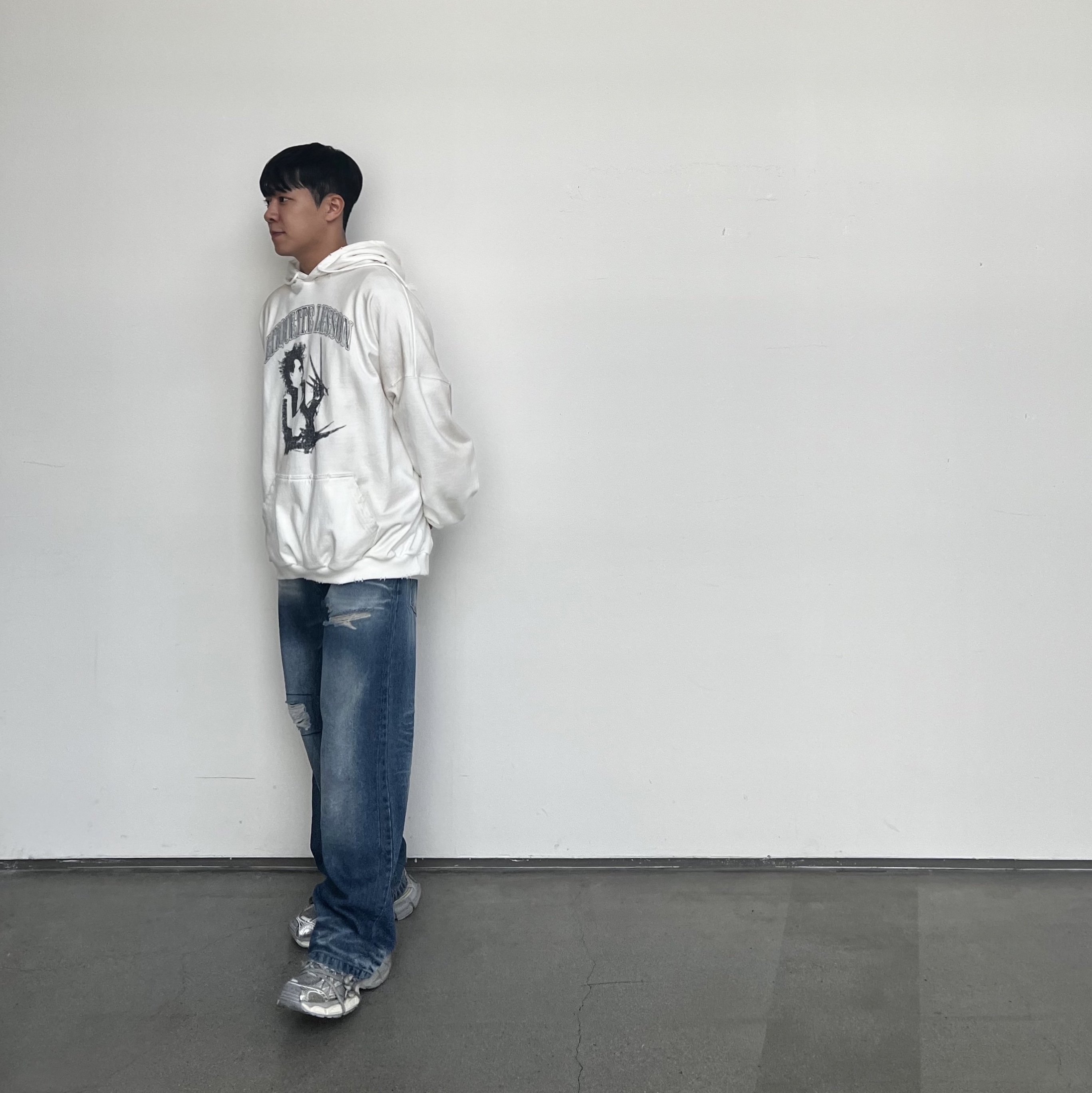 Balenciaga 3XL Sneakers Light Beige, Project G/R x Atmos Etiquette Lesson Vintage Washed Hoodie White 착용 스타일 - 1