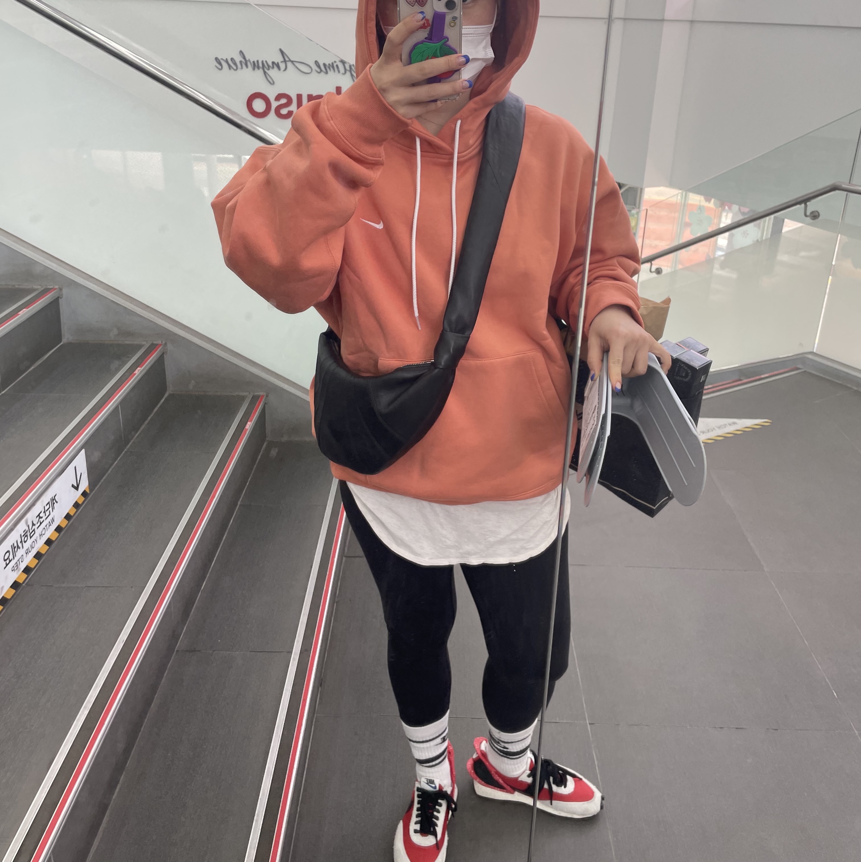 (W) Nike x Undercover Daybreak University Red, Lemaire Small Croissant Bag Soft Nappa Leather Black 착용 스타일