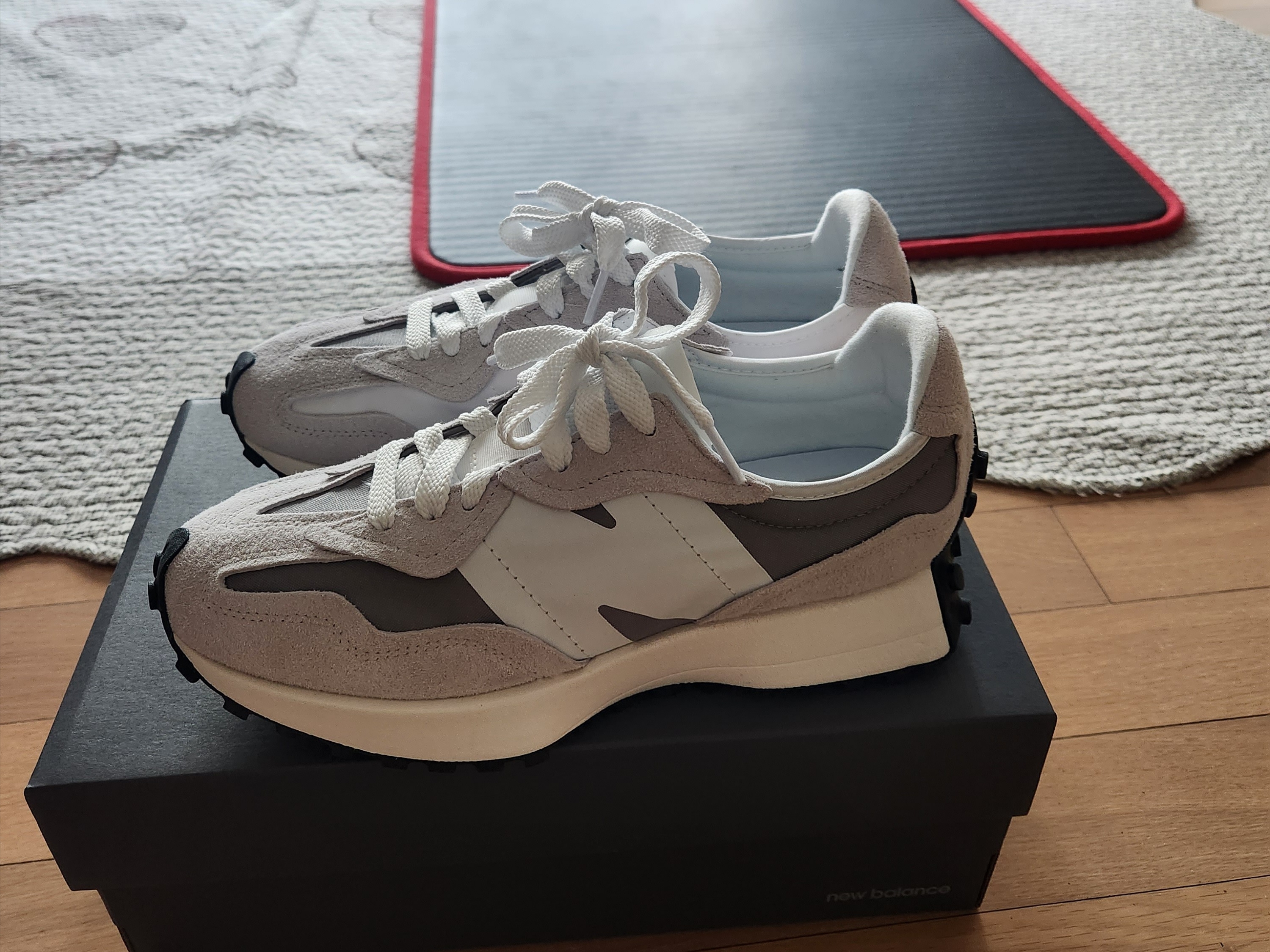 New Balance 327 Grey White 착용 스타일