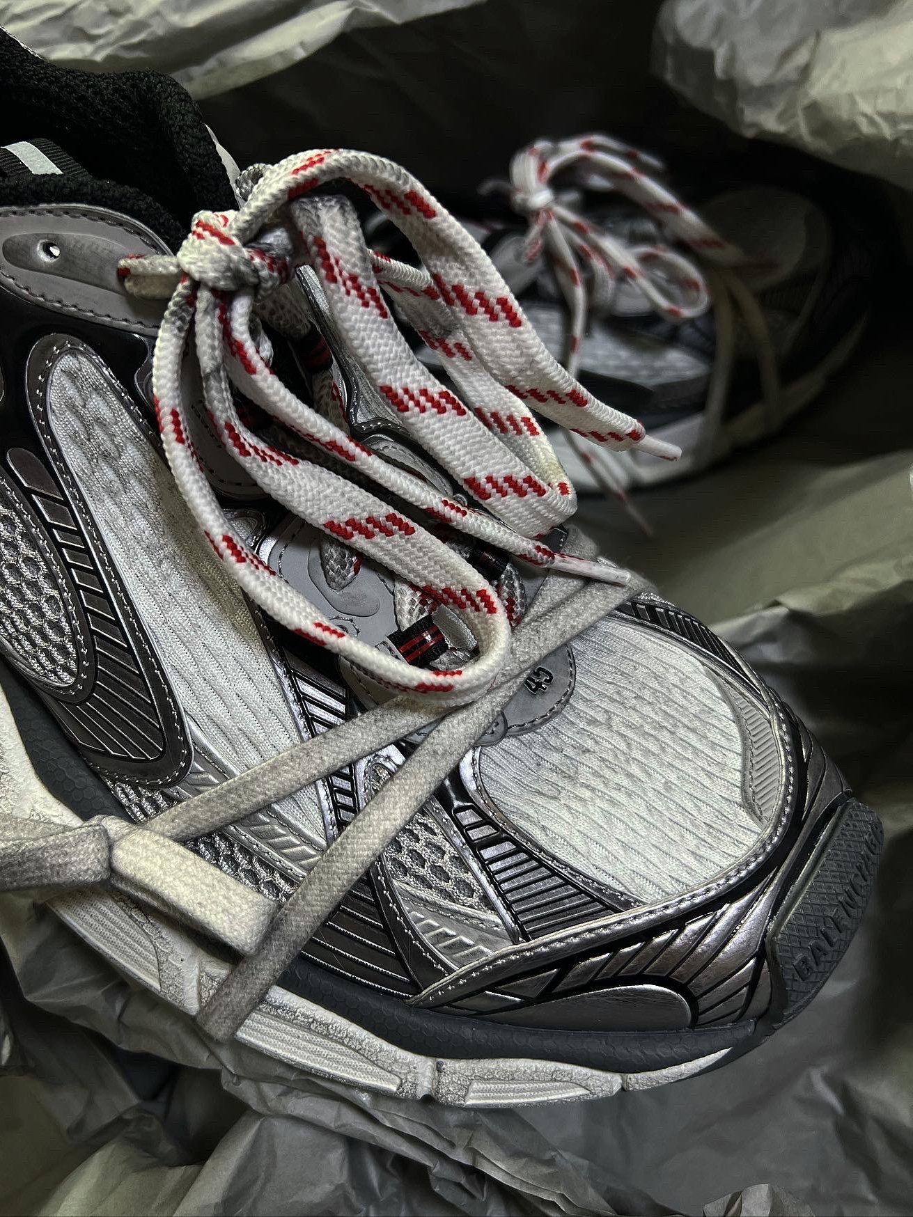 Balenciaga 3XL Sneakers Grey White Red 착용 스타일 - 2