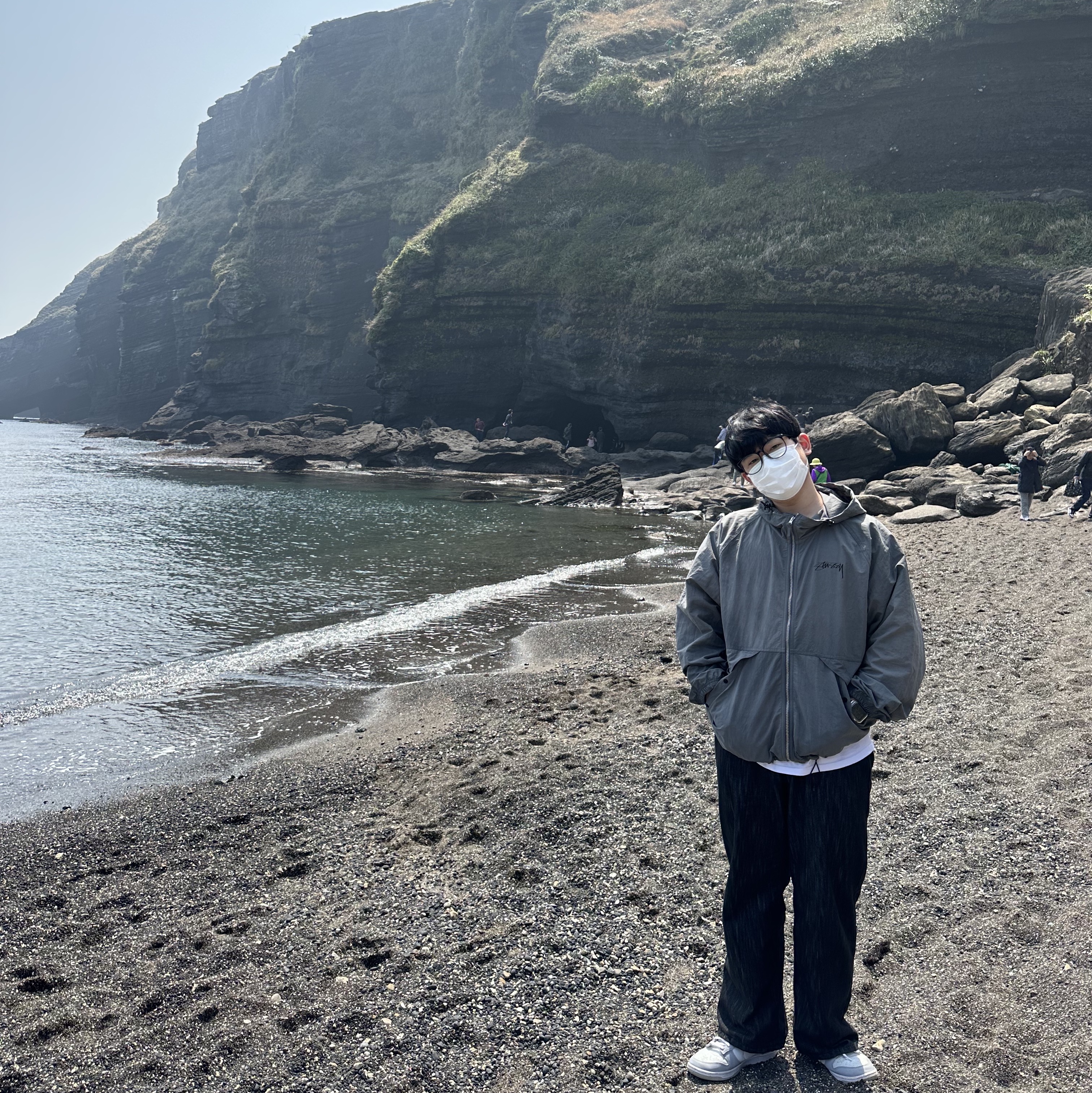 Stussy Wave Dye Beach Shell Jacket Grey 착용 스타일