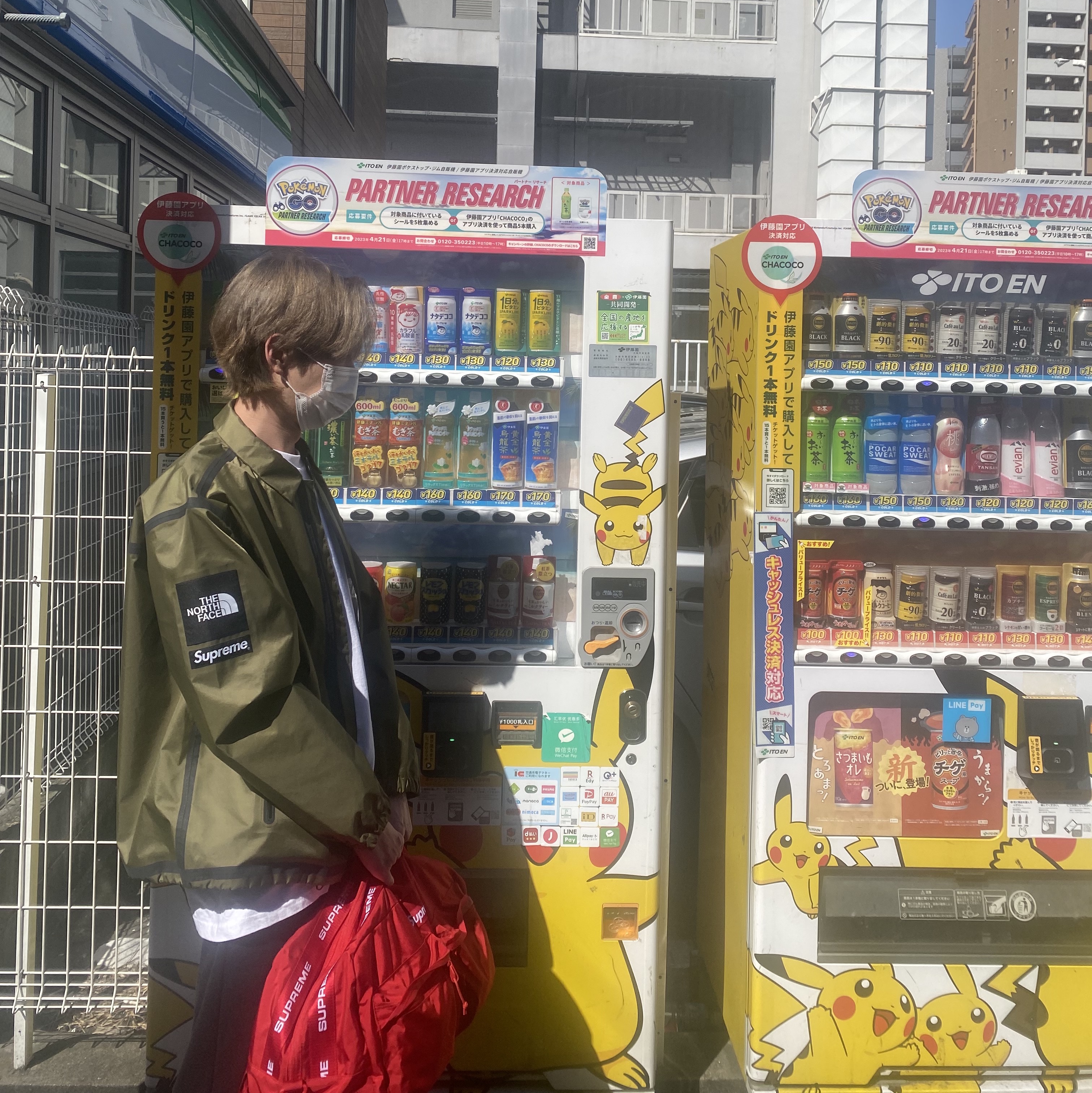 Supreme x The North Face Summit Series Outer Tape Seam Coaches Jacket Olive - 21SS, Supreme Duffle Bag Red - 22FW 착용 스타일 - 2