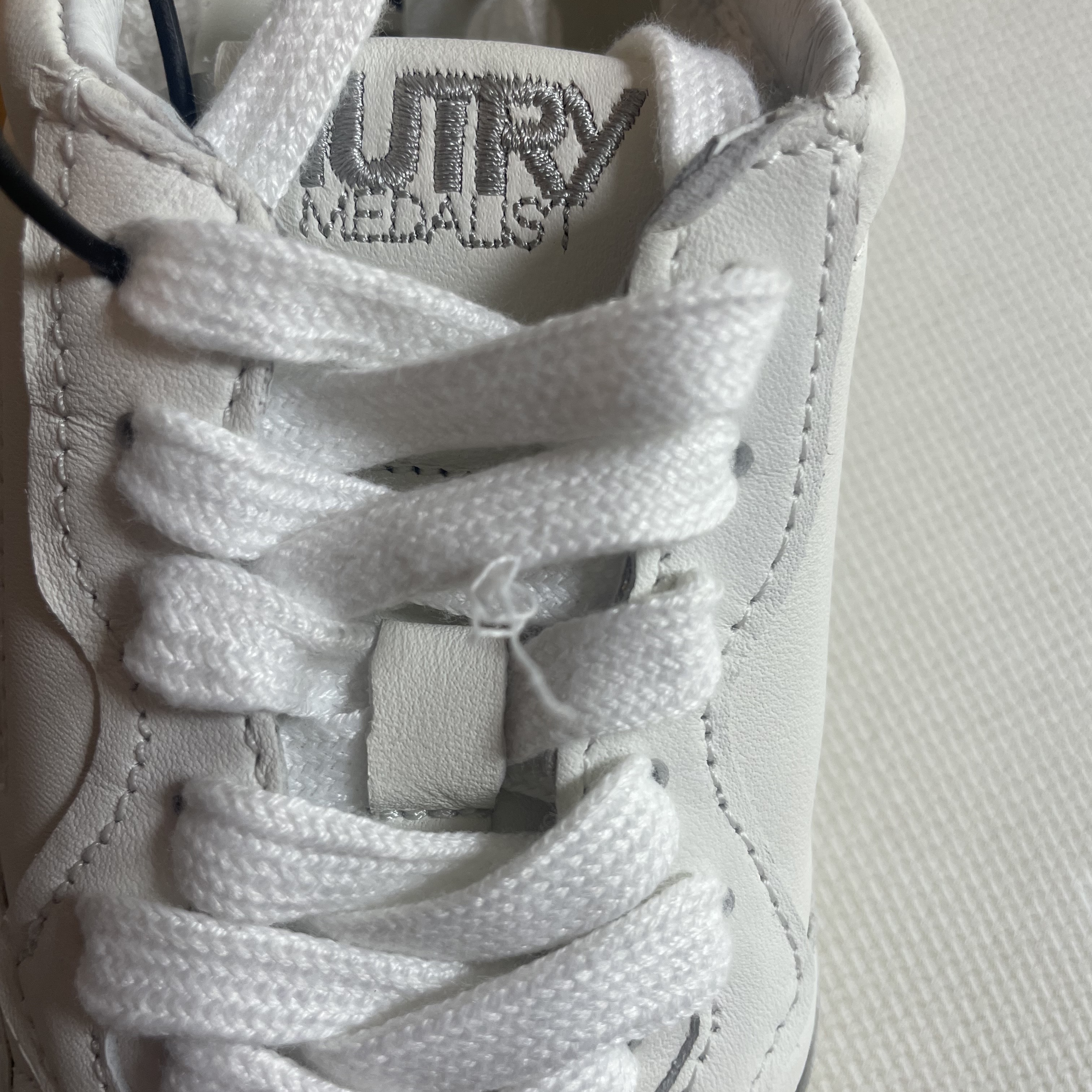 (W) Autry Medalist Low Goatskin Sneakers White 착용 스타일