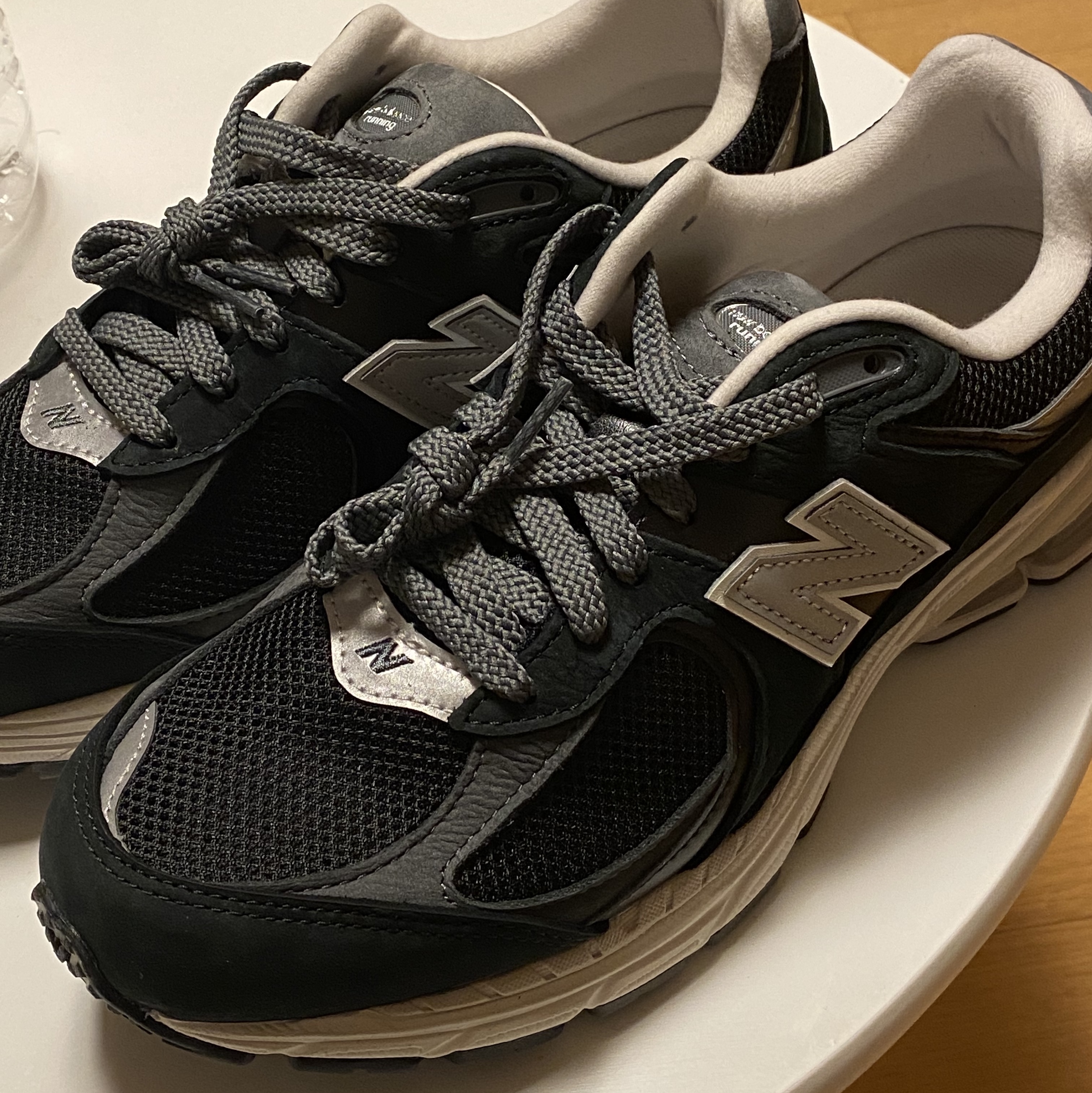 New Balance 2002R Premium Vintage Black 착용 스타일