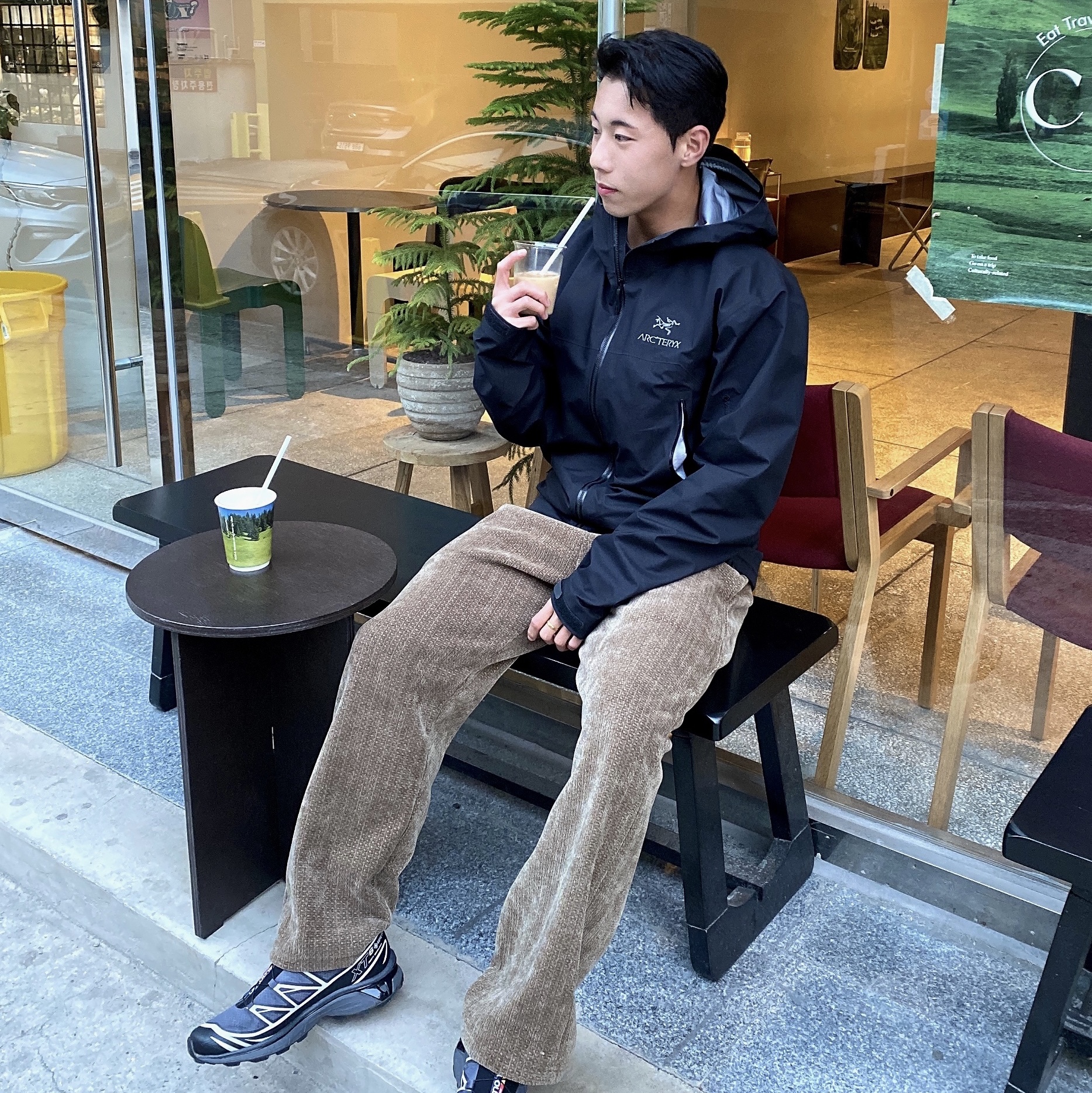 Salomon XT-6 Gore-Tex Black Ebony, Arc'teryx Beta Jacket Black 착용 스타일 - 3