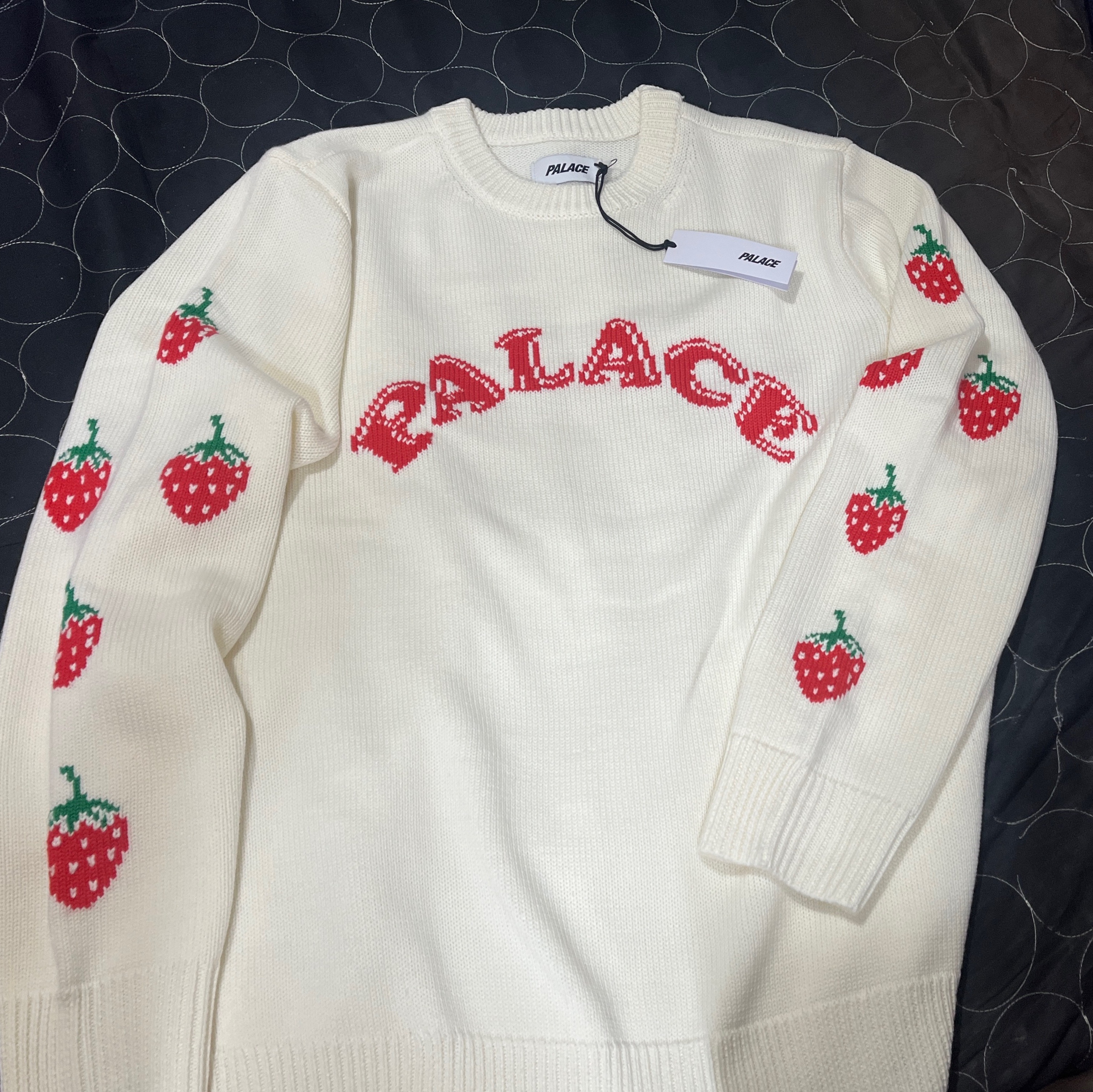 Palace Strawberry Knit White - 22SS 착용 스타일 - 2