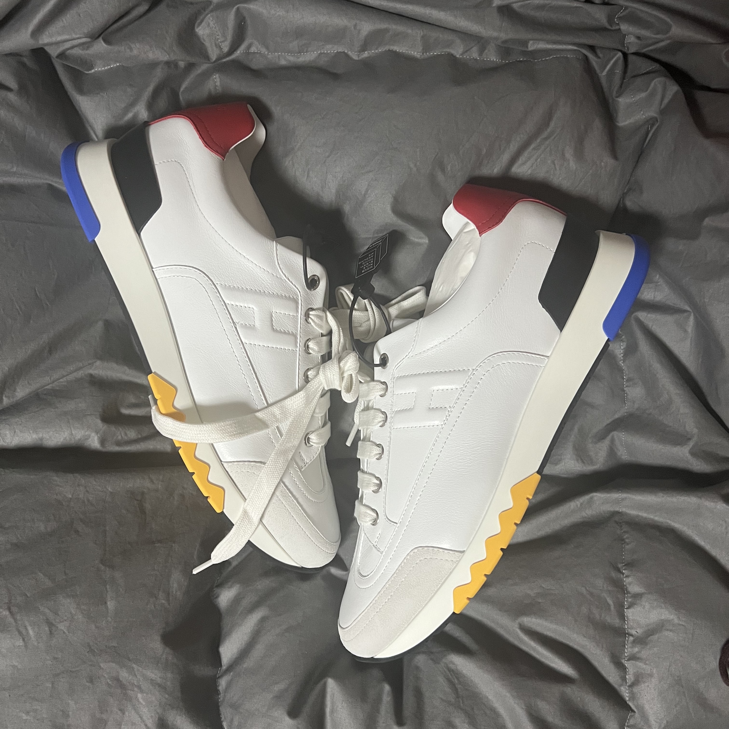 Hermes Trail Sneakers Calfskin Suede Goatskin & Multicolore Blanc 착용 스타일 - 1