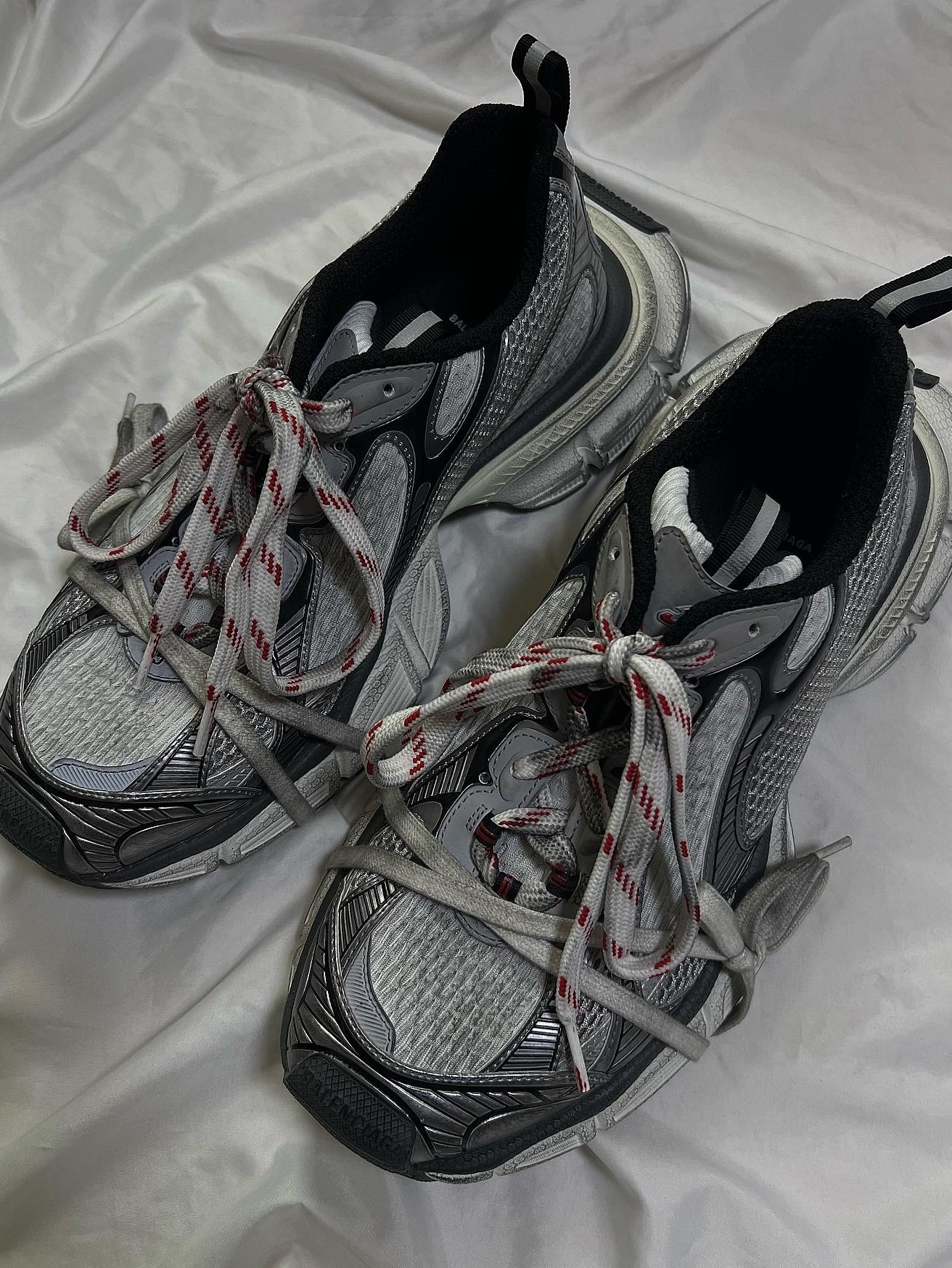 Balenciaga 3XL Sneakers Grey White Red 착용 스타일 - 3