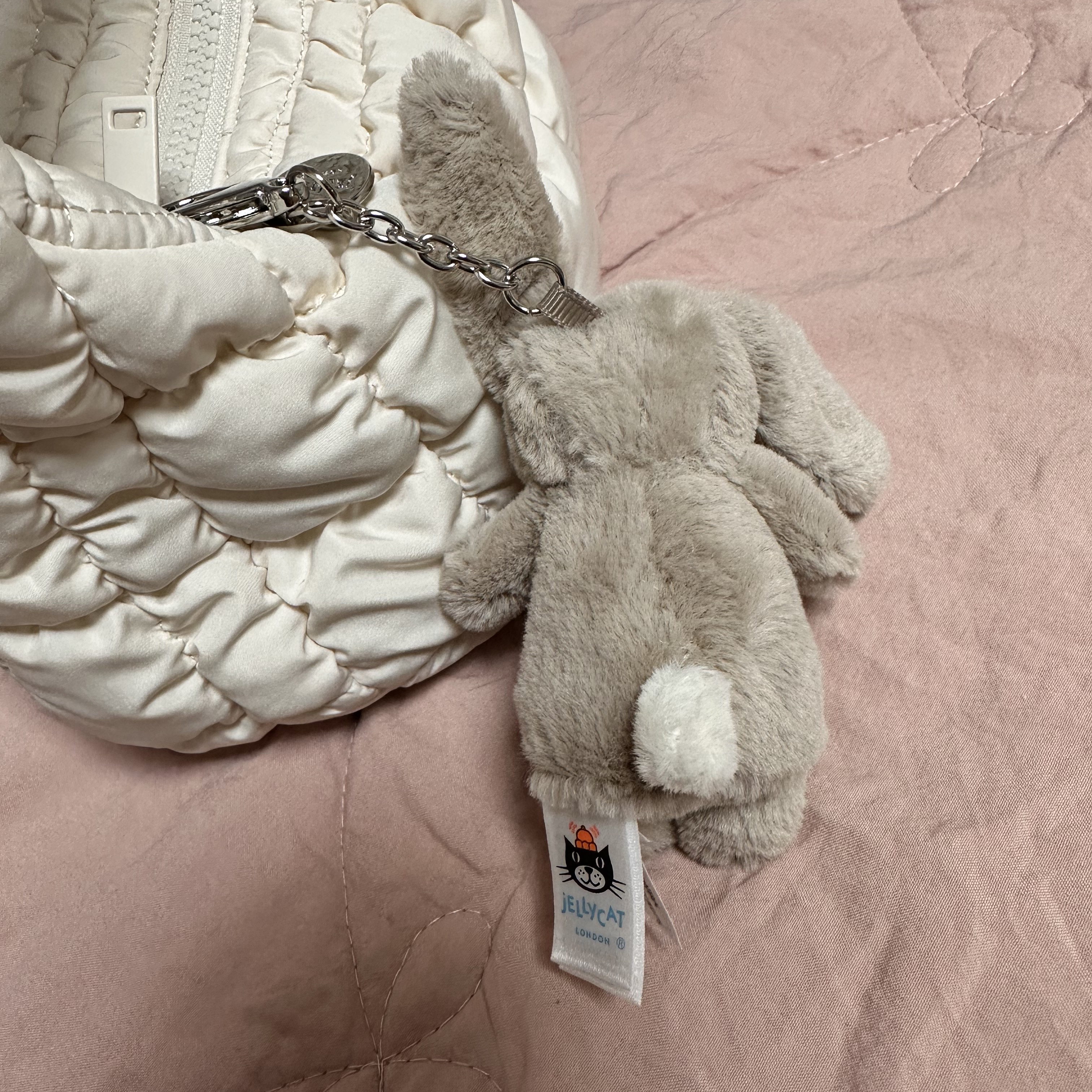 Jellycat Bashful Bunny Bag Charm Beige, COS Quilted Micro Bag Off White 착용 스타일 - 2