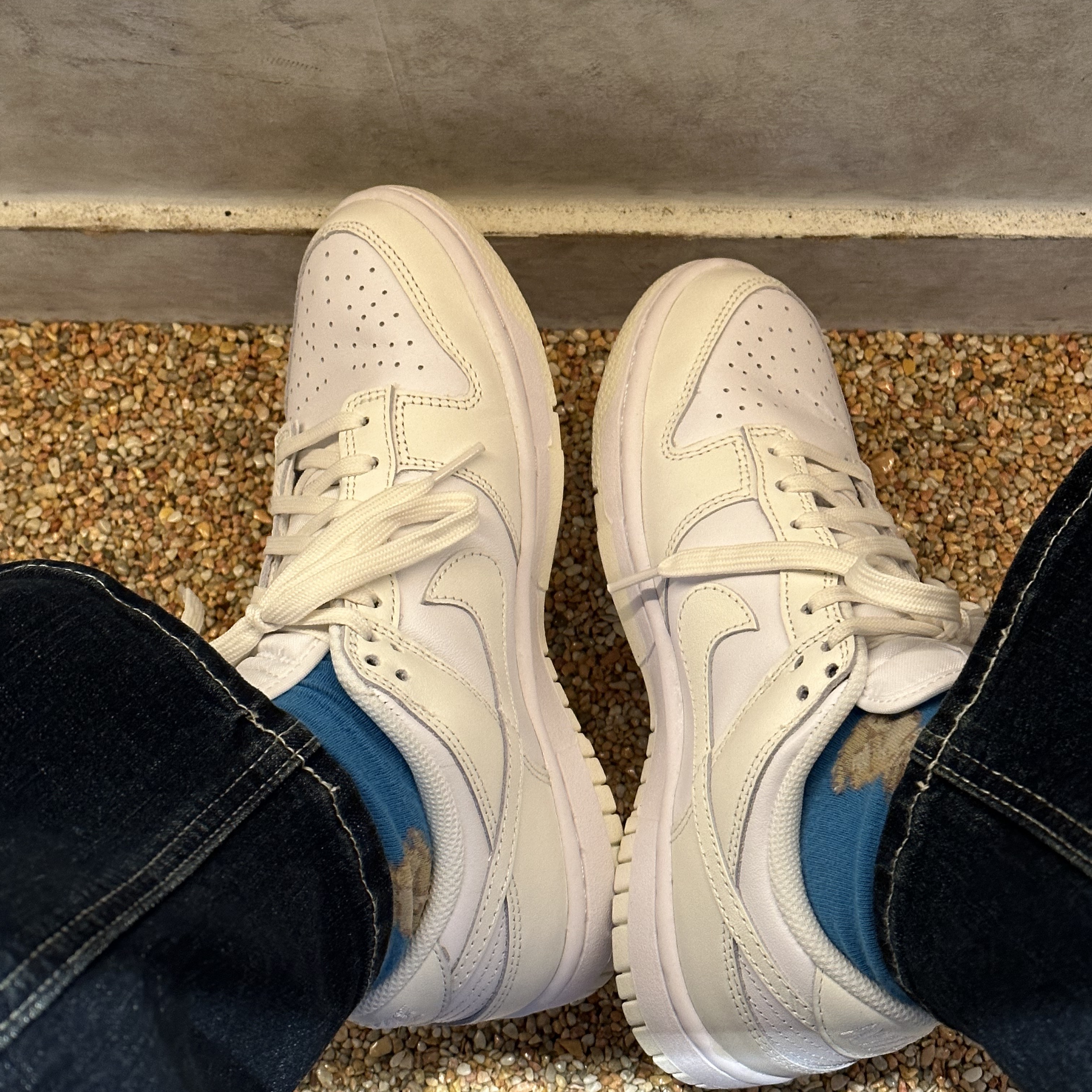 (W) Nike Dunk Low White and Sail, Jordan 1 Retro Low OG Black and Dark Powder Blue 착용 스타일 - 2