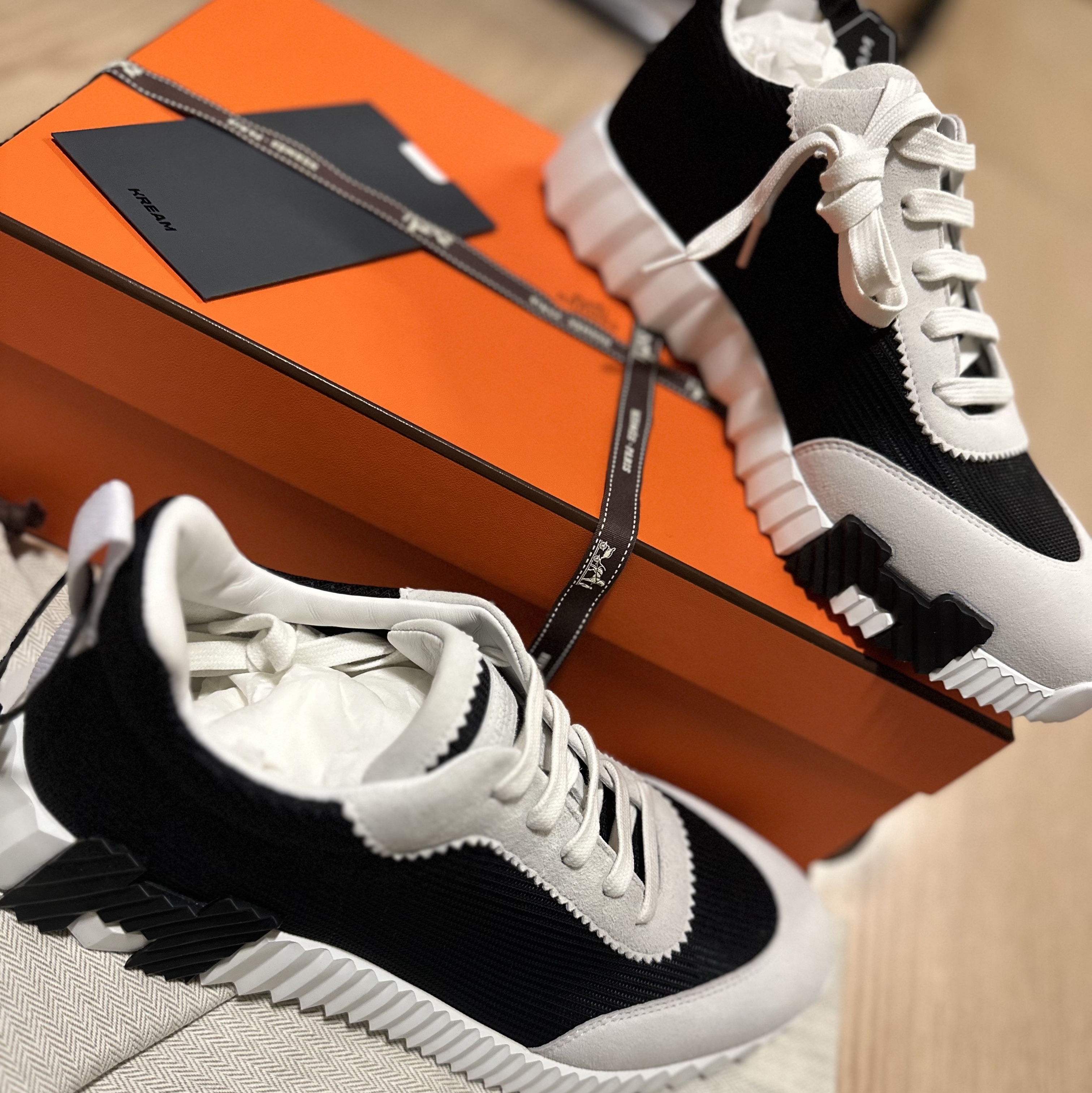 Hermes Bouncing Sneakers Mesh Suede Goatskin & Noir Blanc 착용 스타일 - 2