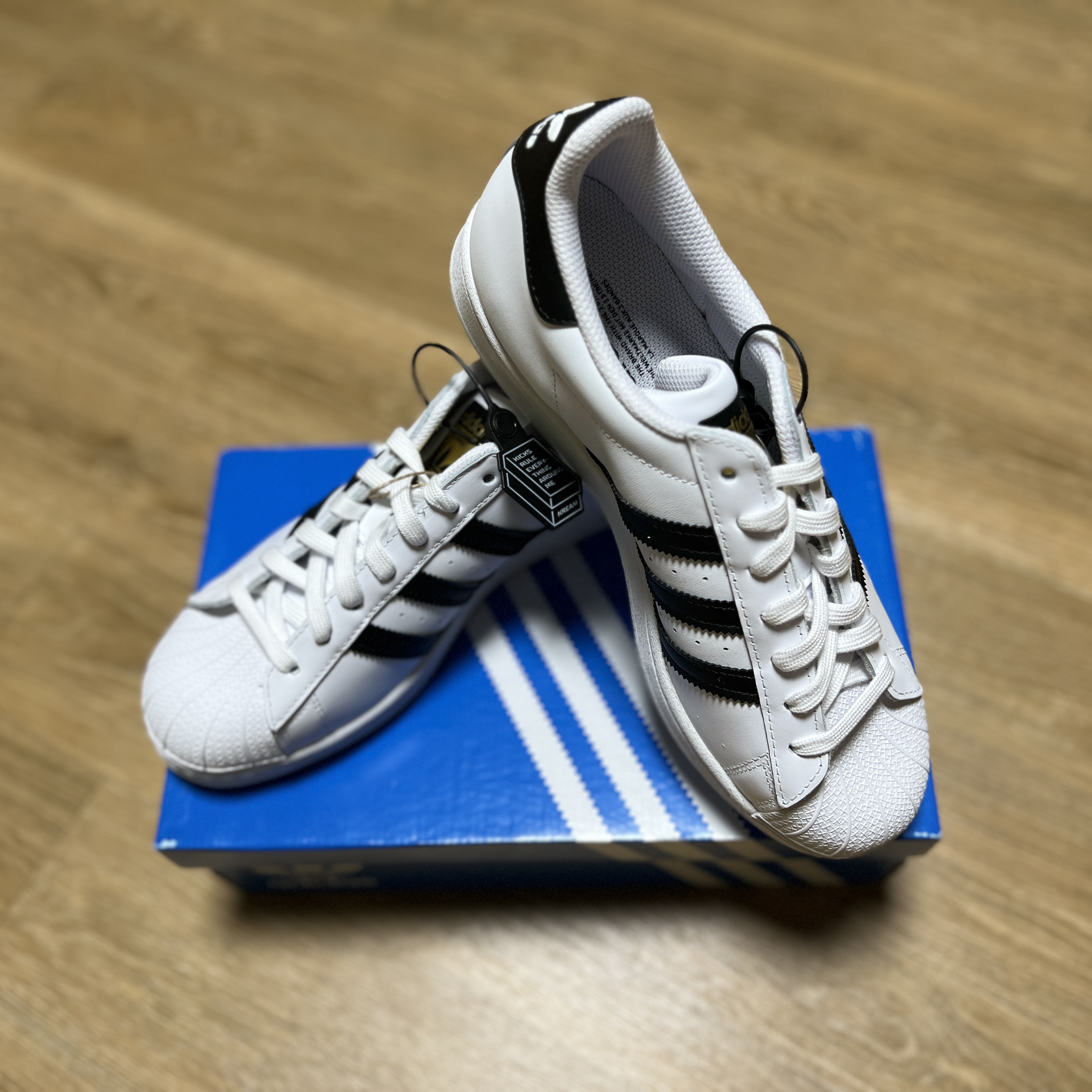 Adidas Superstar White Black 착용 스타일 - 1