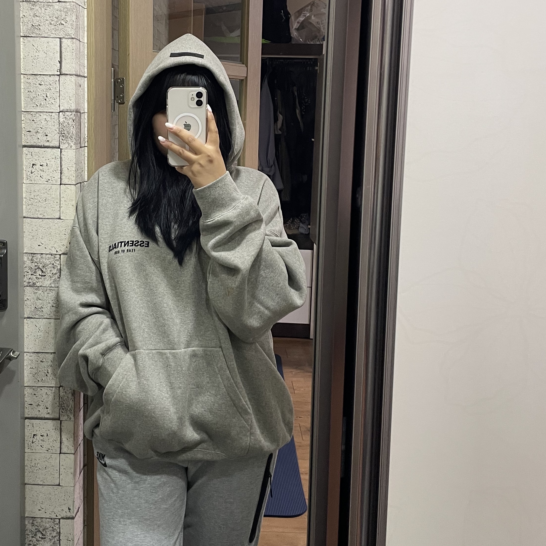 Essentials The Core Collection Hoodie Dark Oatmeal 착용 스타일