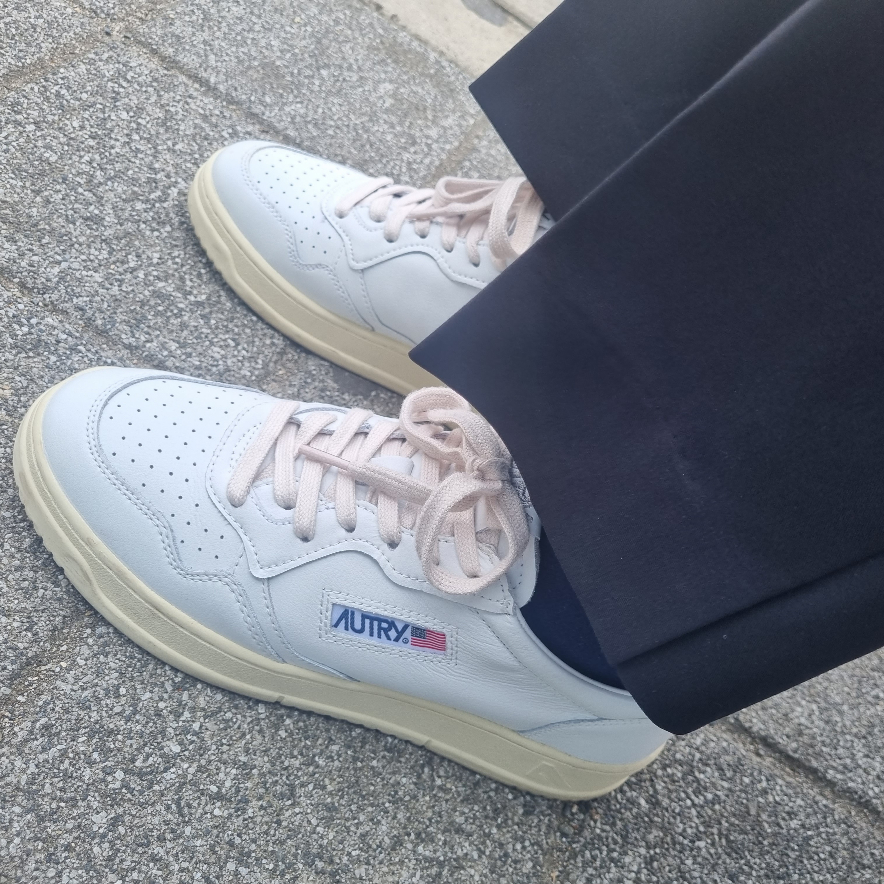 Autry Medalist Low Leather Sneakers White Black 착용 스타일 - 1