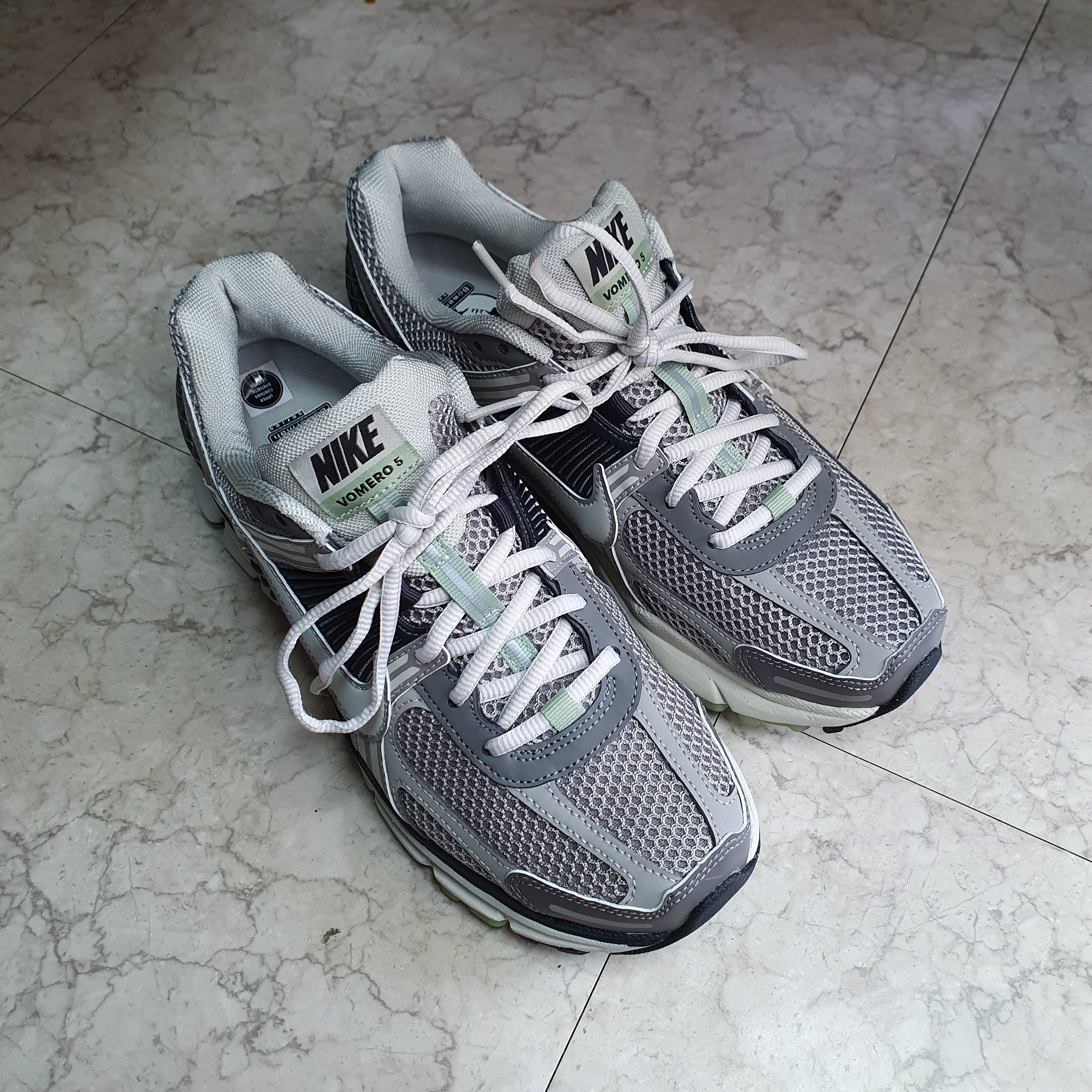 (W) Nike Zoom Vomero 5 Cobblestone and Flat Pewter 착용 스타일