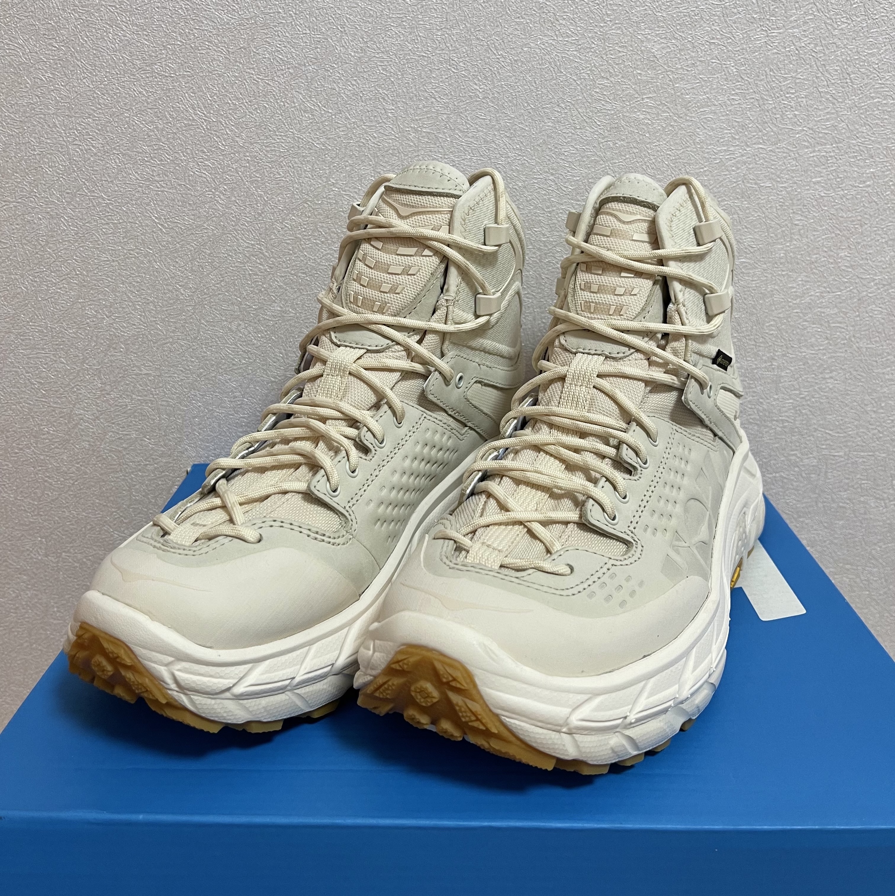 Hoka Tor Ultra High Eggnog 착용 스타일
