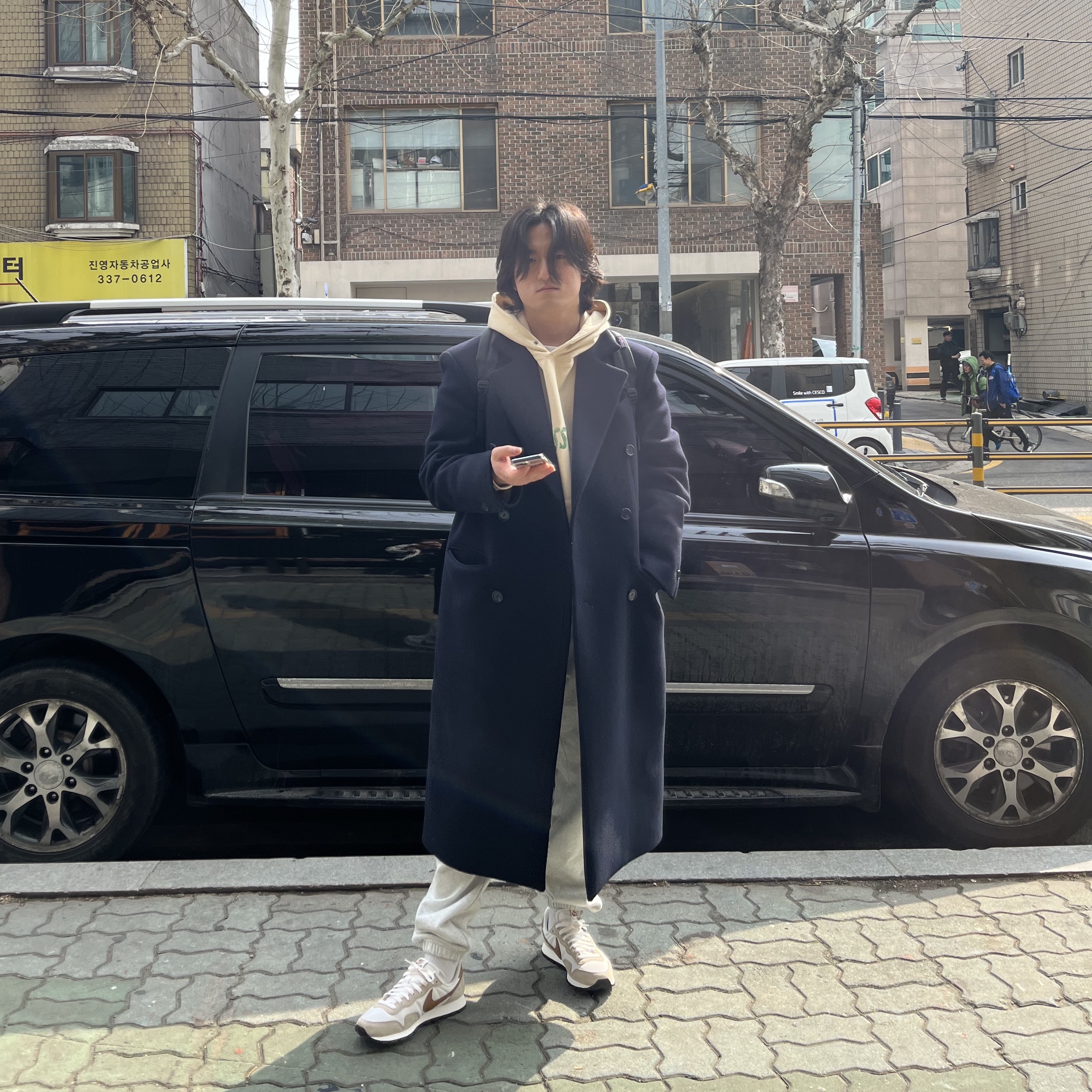Nike Air Pegasus 83 PRM Limestone and Phantom 착용 스타일
