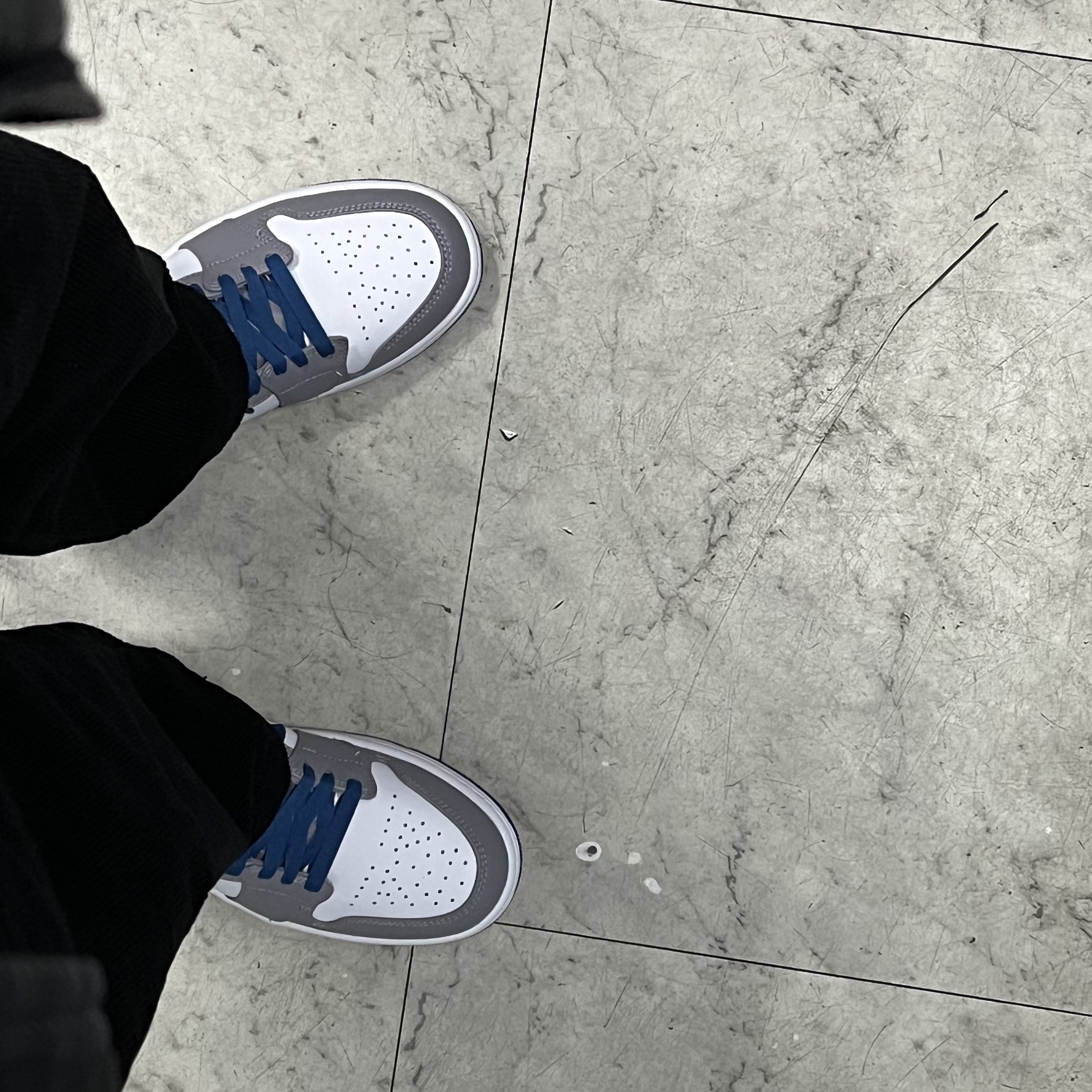 Jordan 1 Mid Cement Grey True Blue 착용 스타일