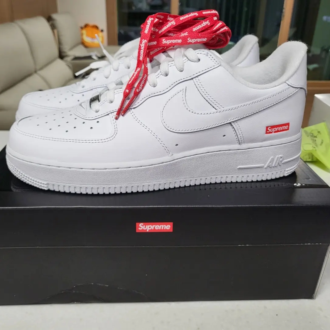 Nike x Supreme Air Force 1 Low White 착용 스타일