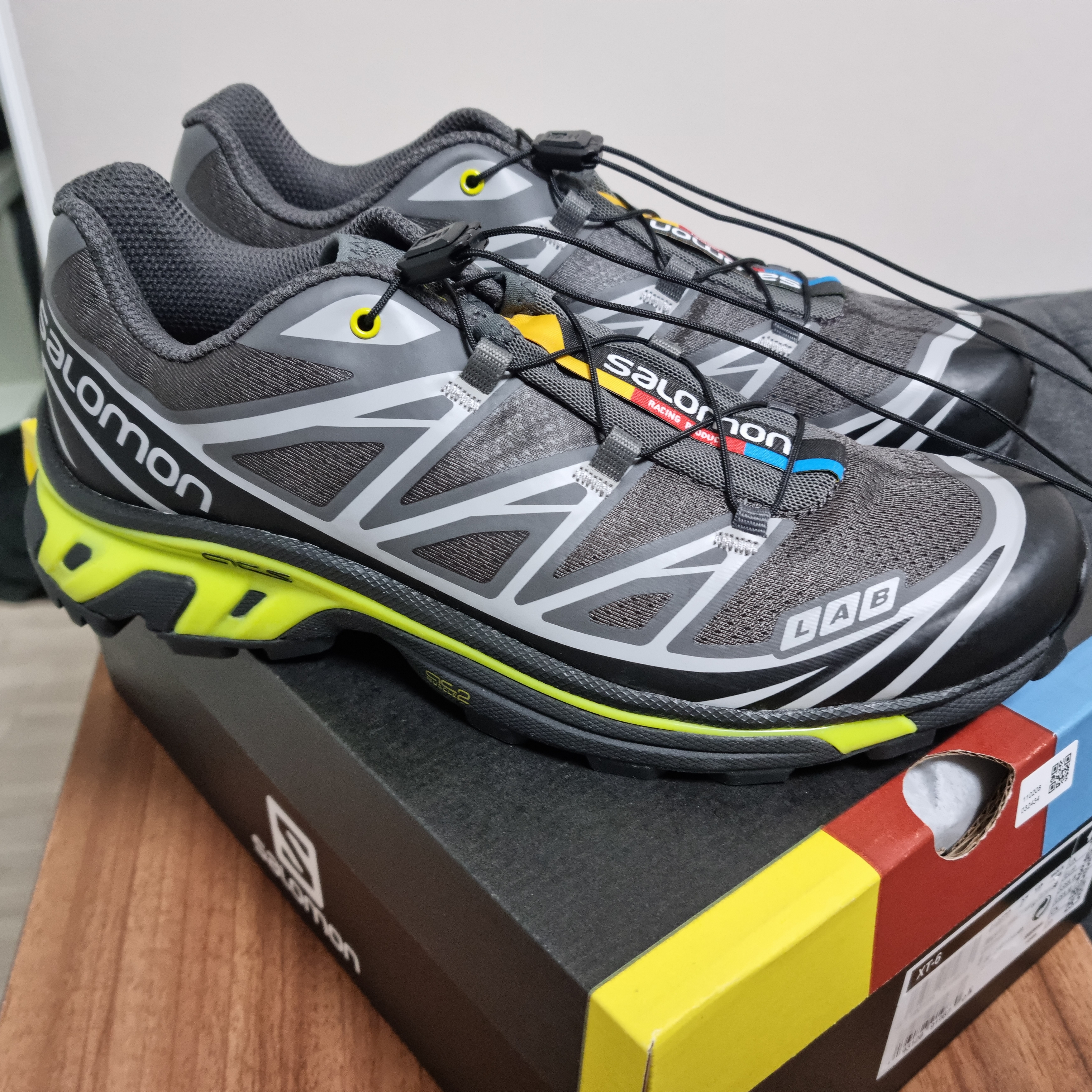 Salomon XT-6 Black Evening Primrose 착용 스타일