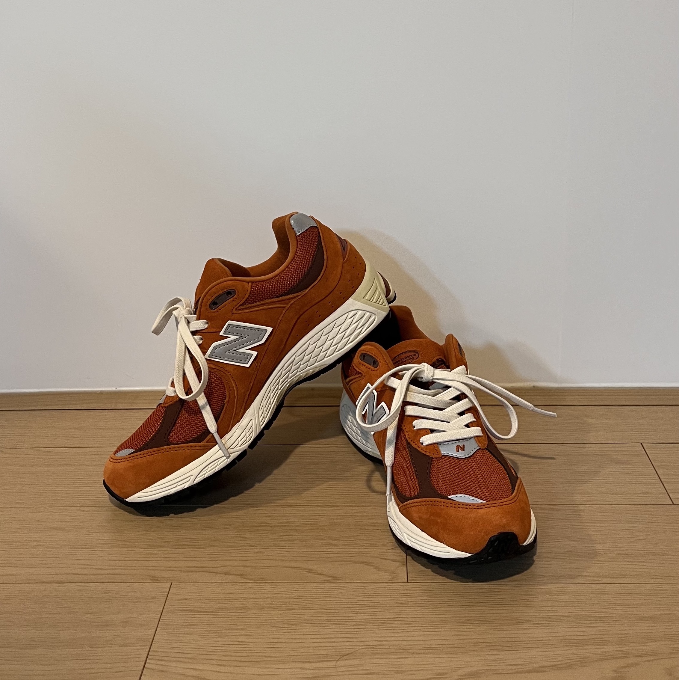 New Balance 2002R Rust Oxide 착용 스타일 - 2
