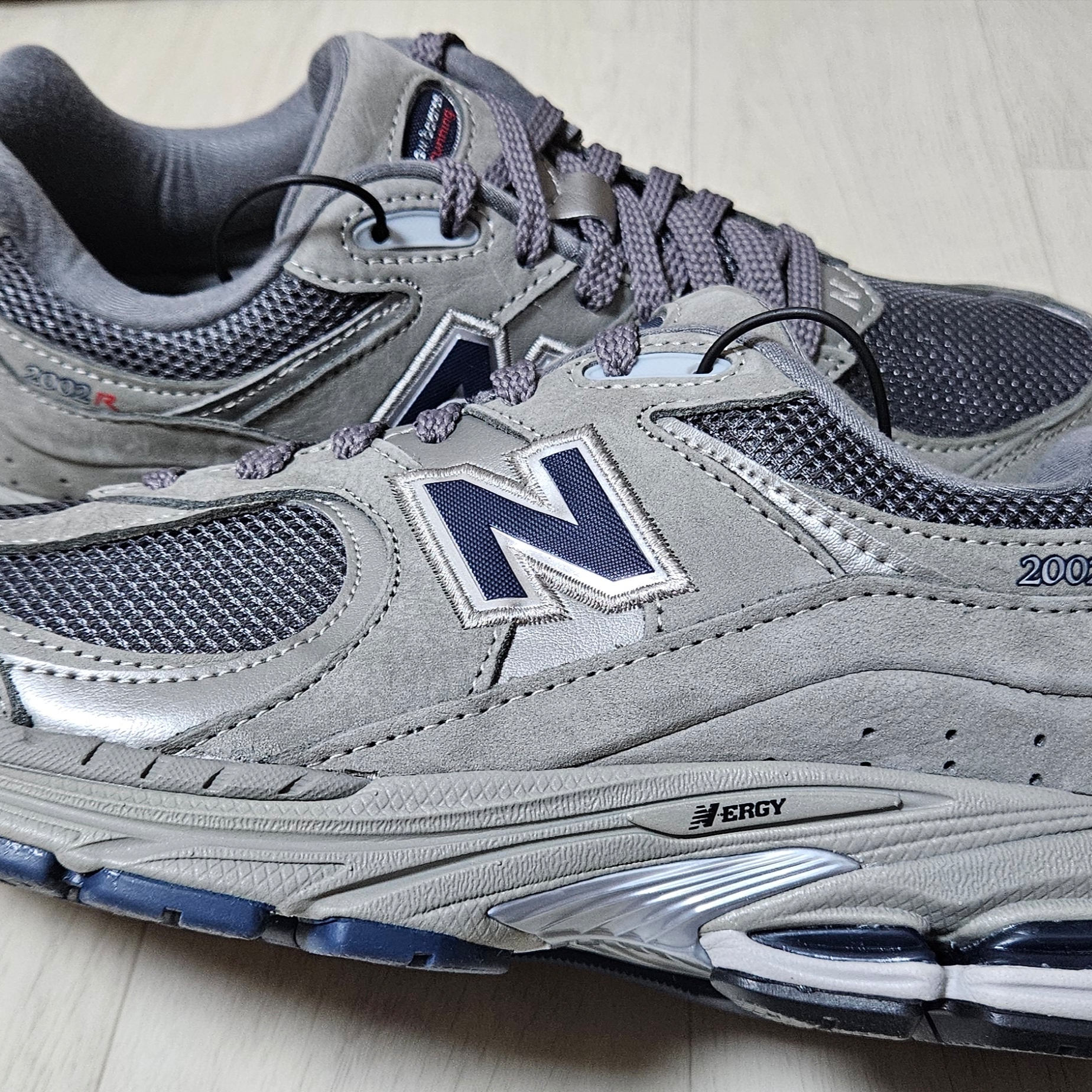New Balance 2002R Gray 착용 스타일 - 1