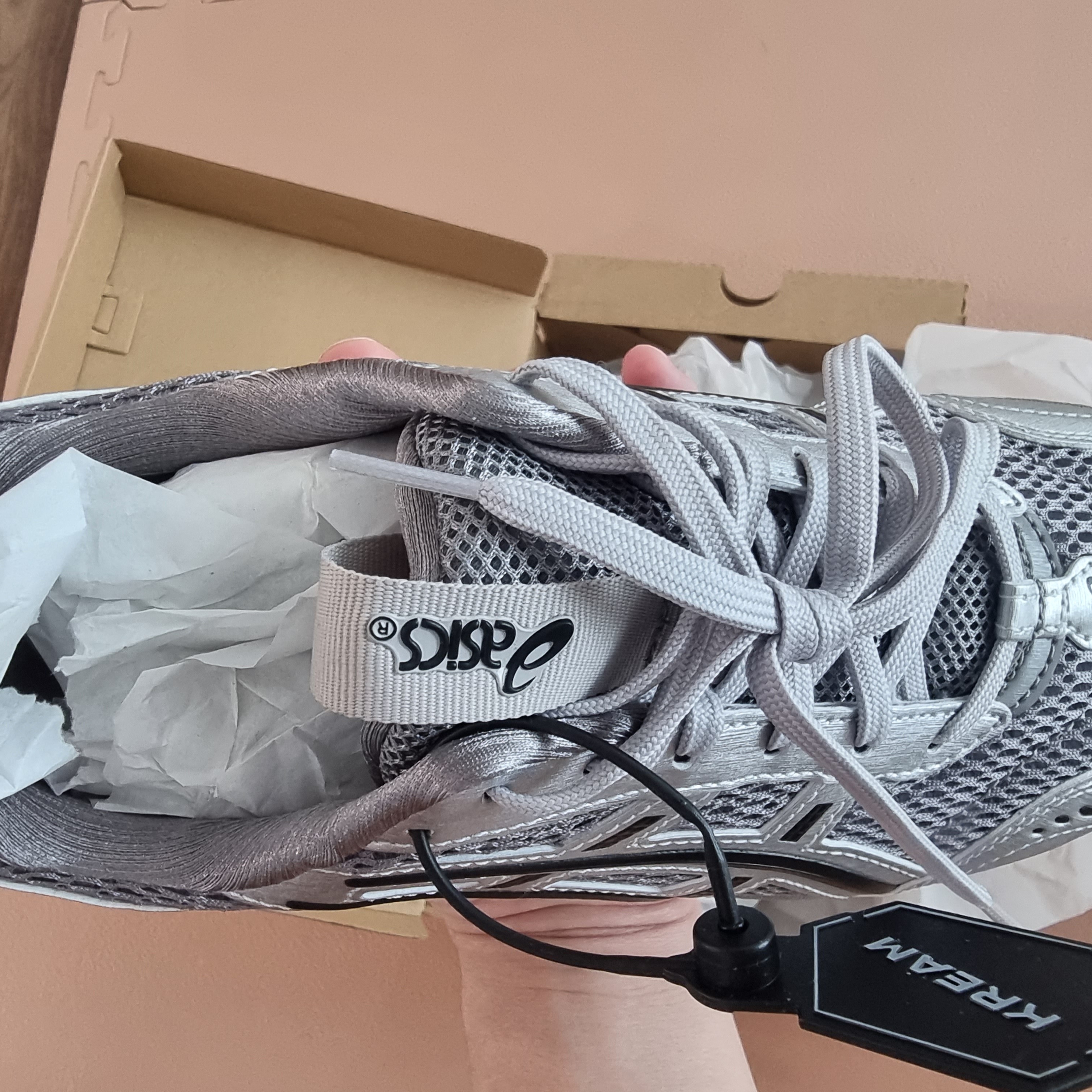 Asics x Freja Wewer Gel-1090 V2 Clay Grey Pure Silver 착용 스타일 - 1