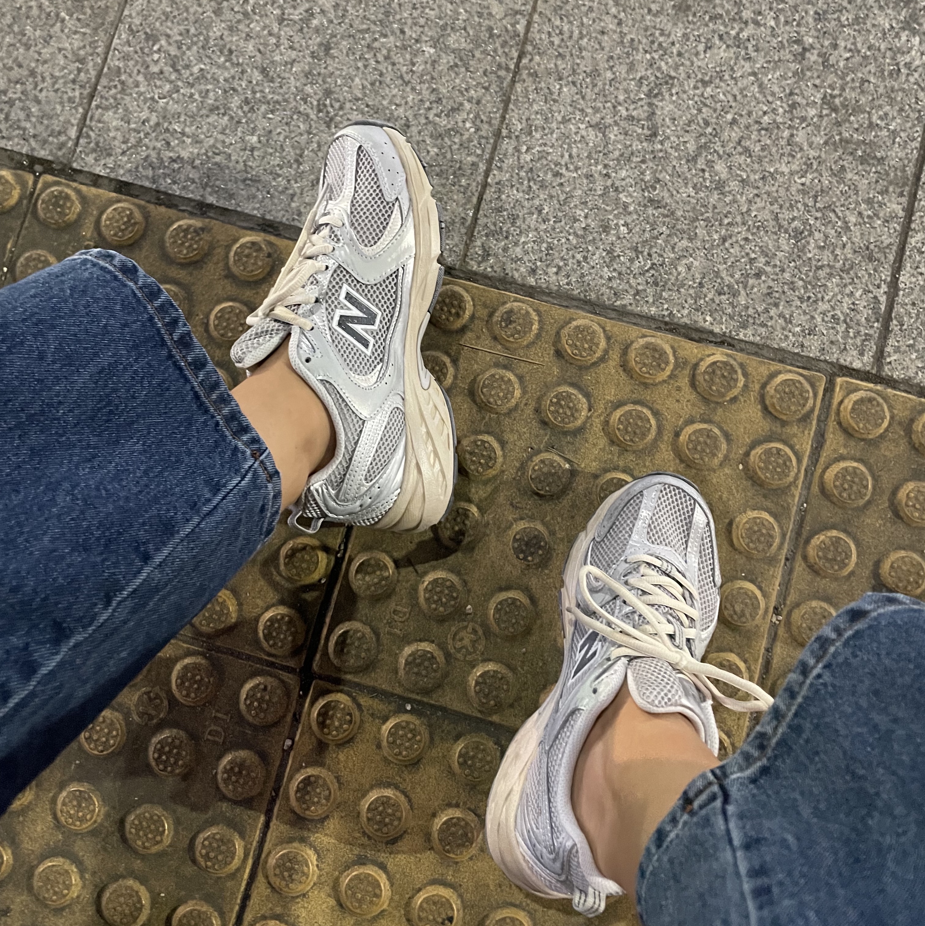 New Balance 530 Vintage Metallic Silver 착용 스타일