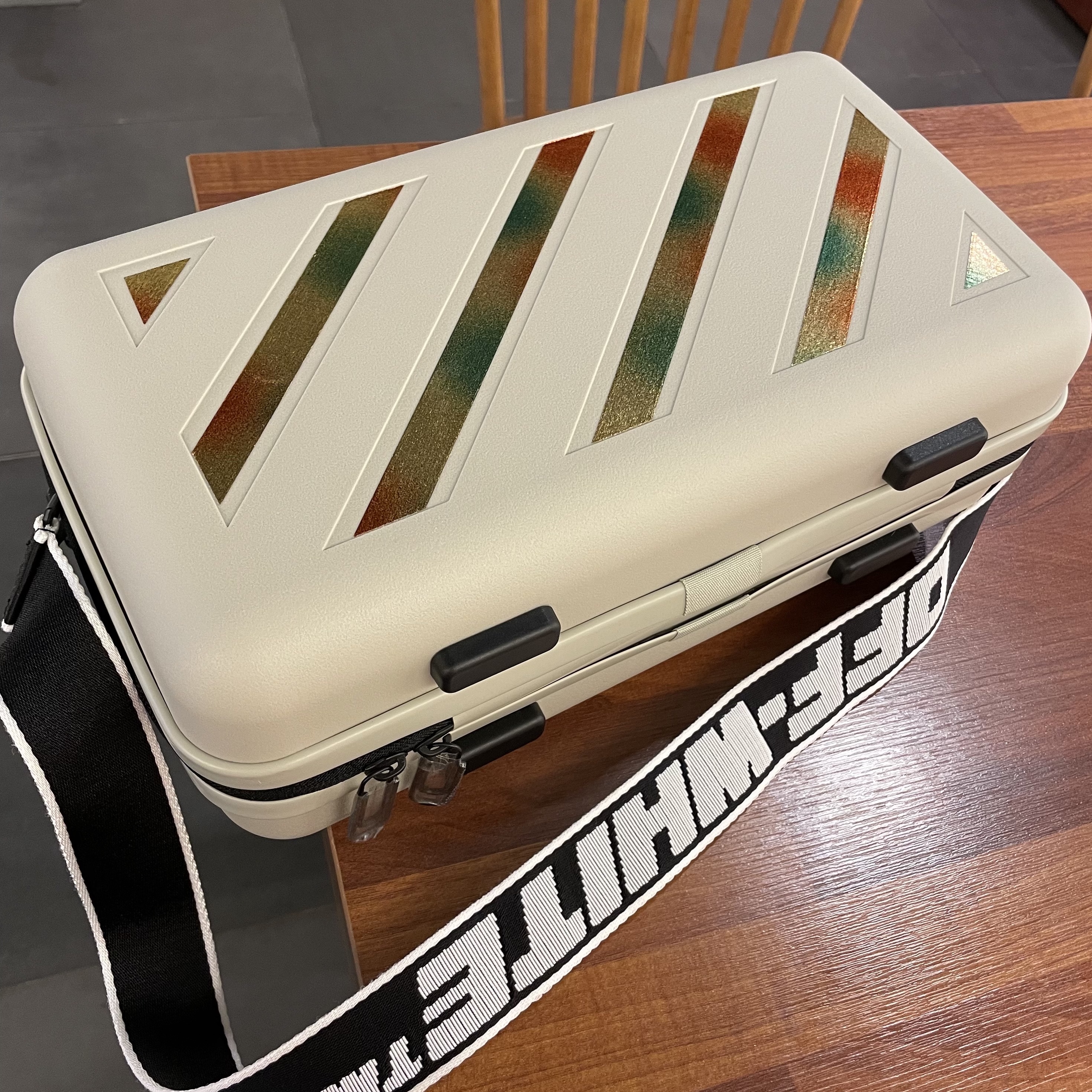 Off-White x Amore Pacific Protection Box (Without Cosmetics) 착용 스타일 - 2