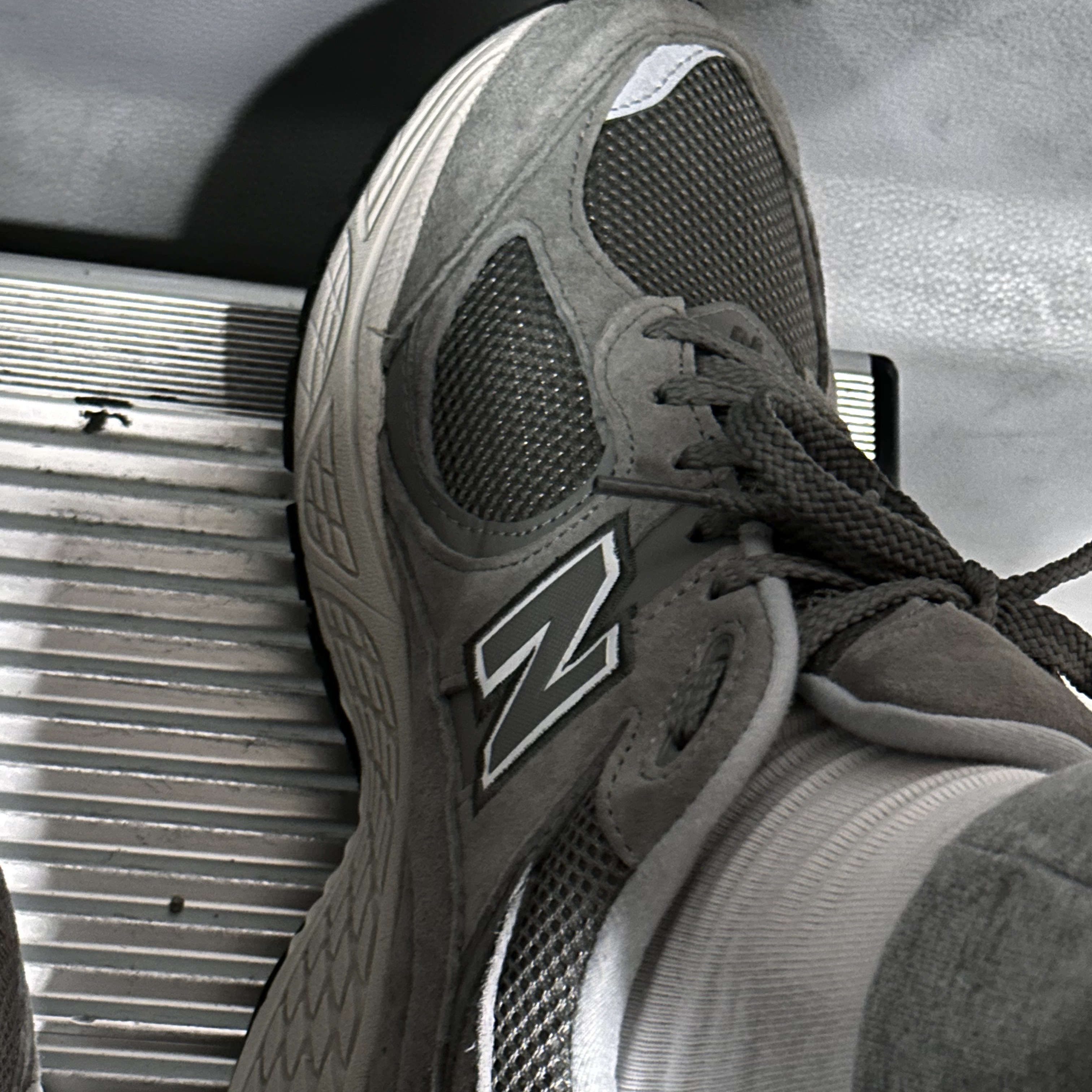 New Balance 2002R Grey 착용 스타일