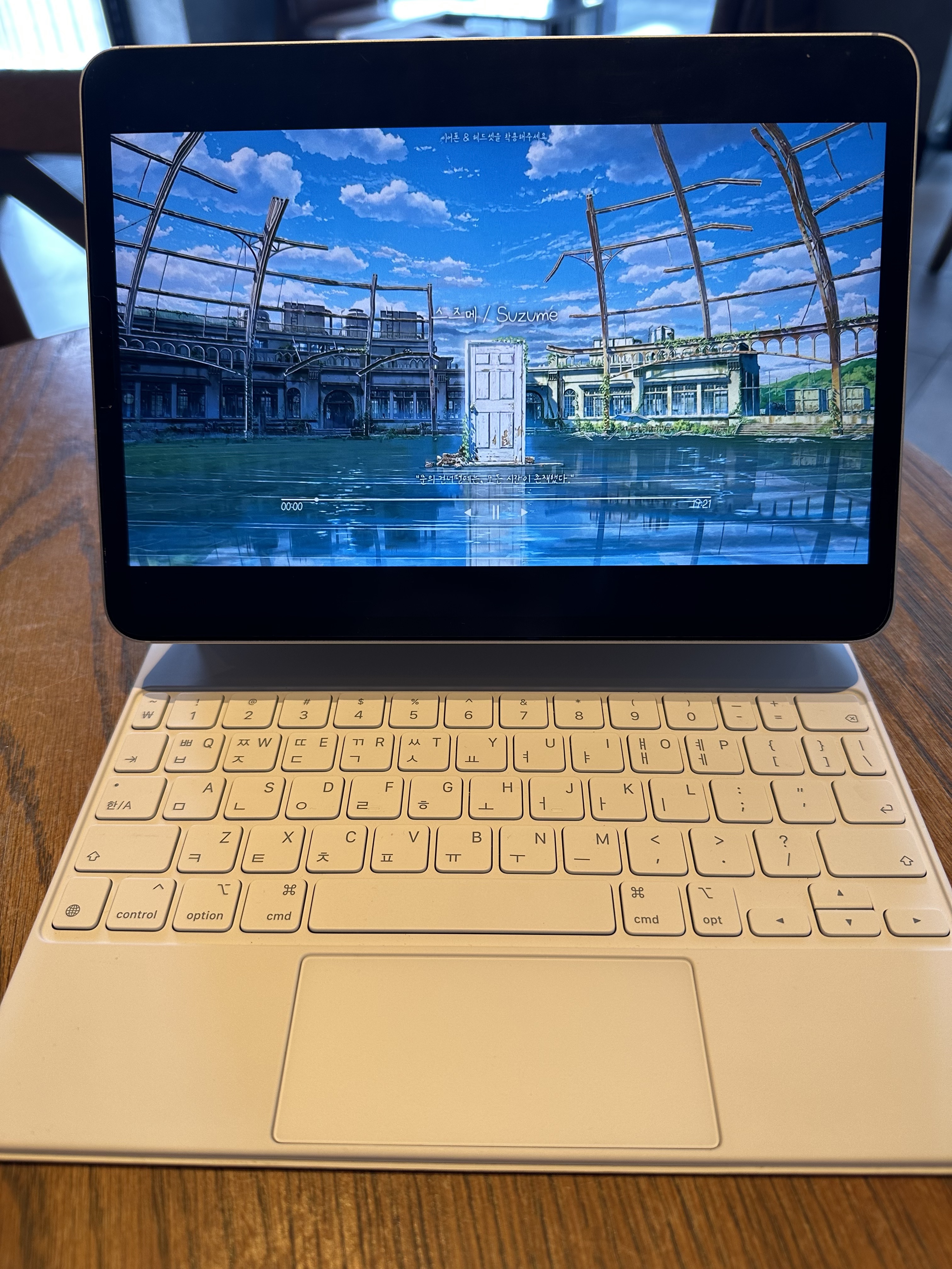 Apple Magic Keyboard for iPad Pro 11-inch and iPad Air White (Korean Ver.), Apple iPad Pro 3rd Gen 11-inch Cellular 1TB Silver (Korean Ver.) 착용 스타일 - 1