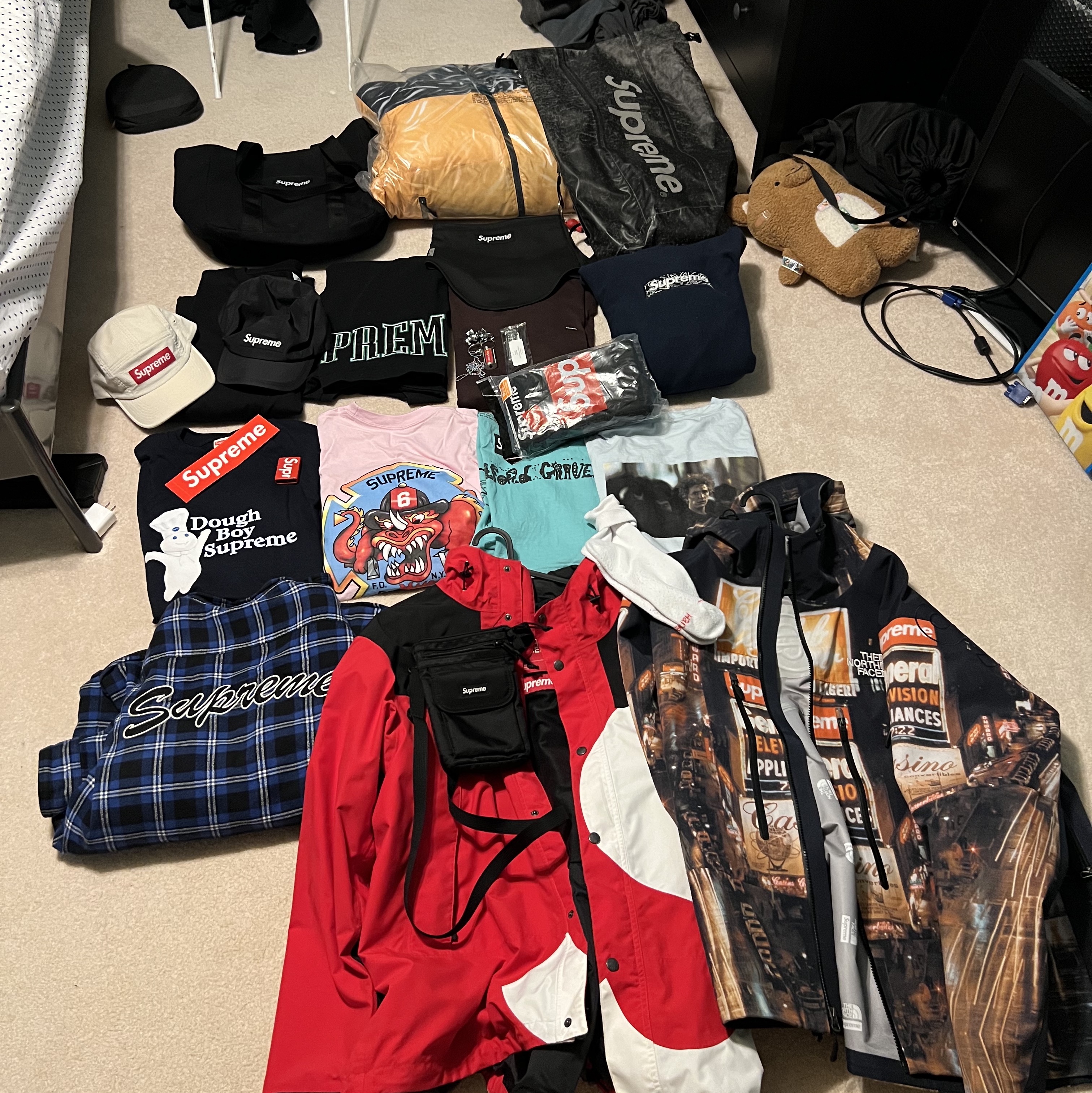 Supreme Doughboy T-Shirt Black - 22FW, Supreme x The North Face S Logo Mountain Jacket Red - 20FW 착용 스타일