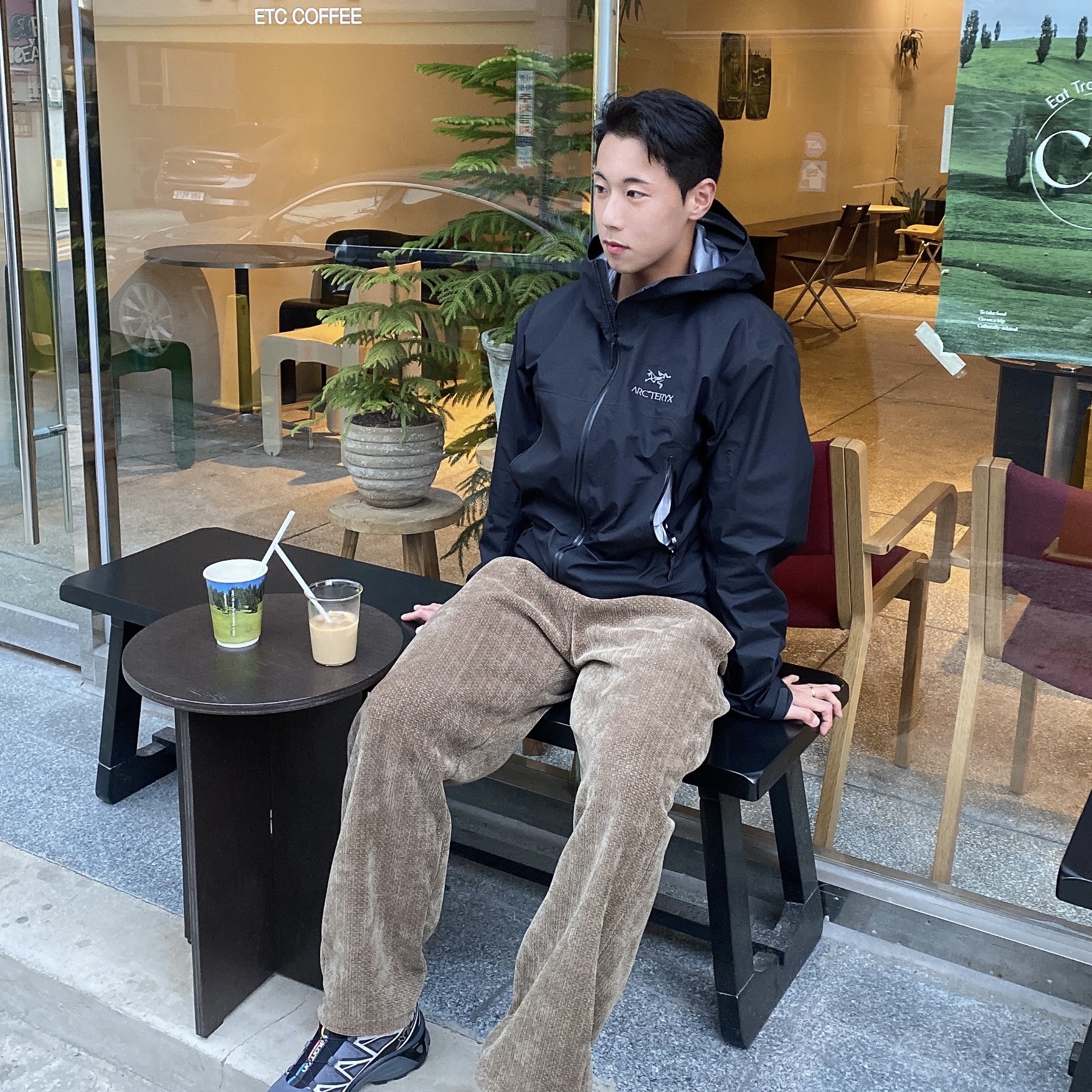 Salomon XT-6 Gore-Tex Black Ebony, Arc'teryx Beta Jacket Black 착용 스타일 - 5