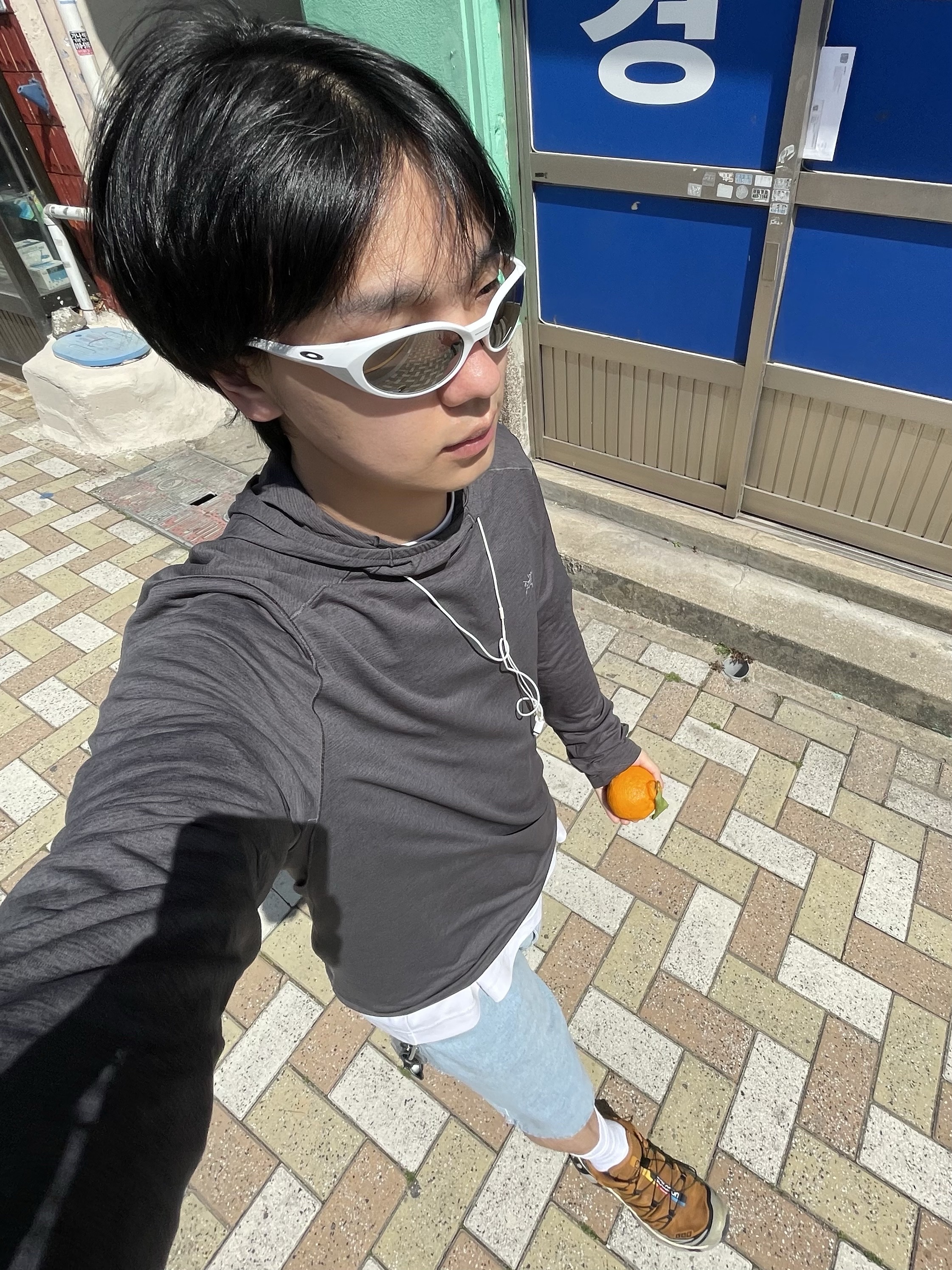 Oakley Eye Jacket Redux Matte Black Frame Prizm Grey Lenses High Bridge Fit, Arc'teryx Cormac Crew Neck LS T-Shirt Black 착용 스타일 - 4