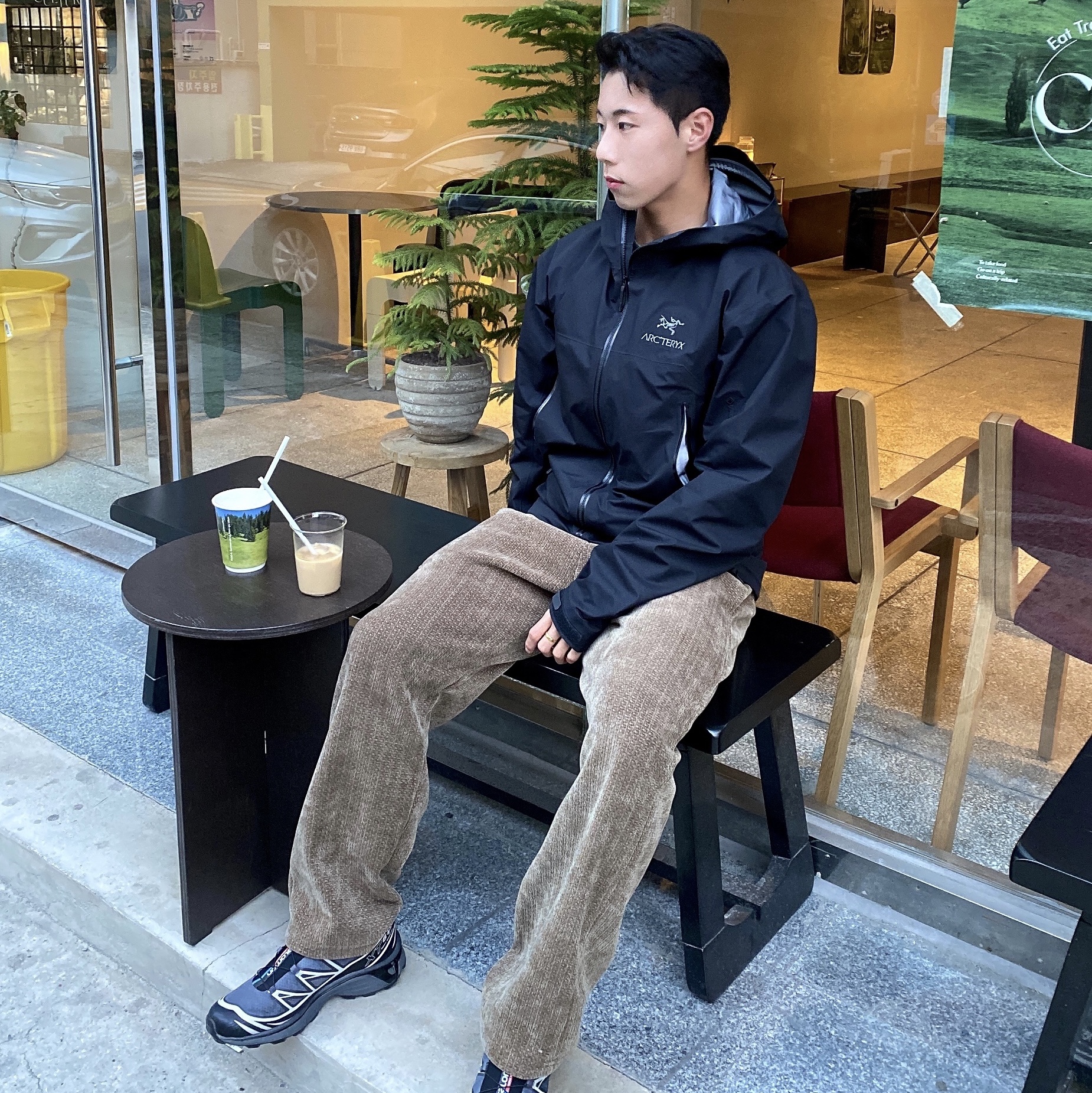 Salomon XT-6 Gore-Tex Black Ebony, Arc'teryx Beta Jacket Black 착용 스타일 - 1