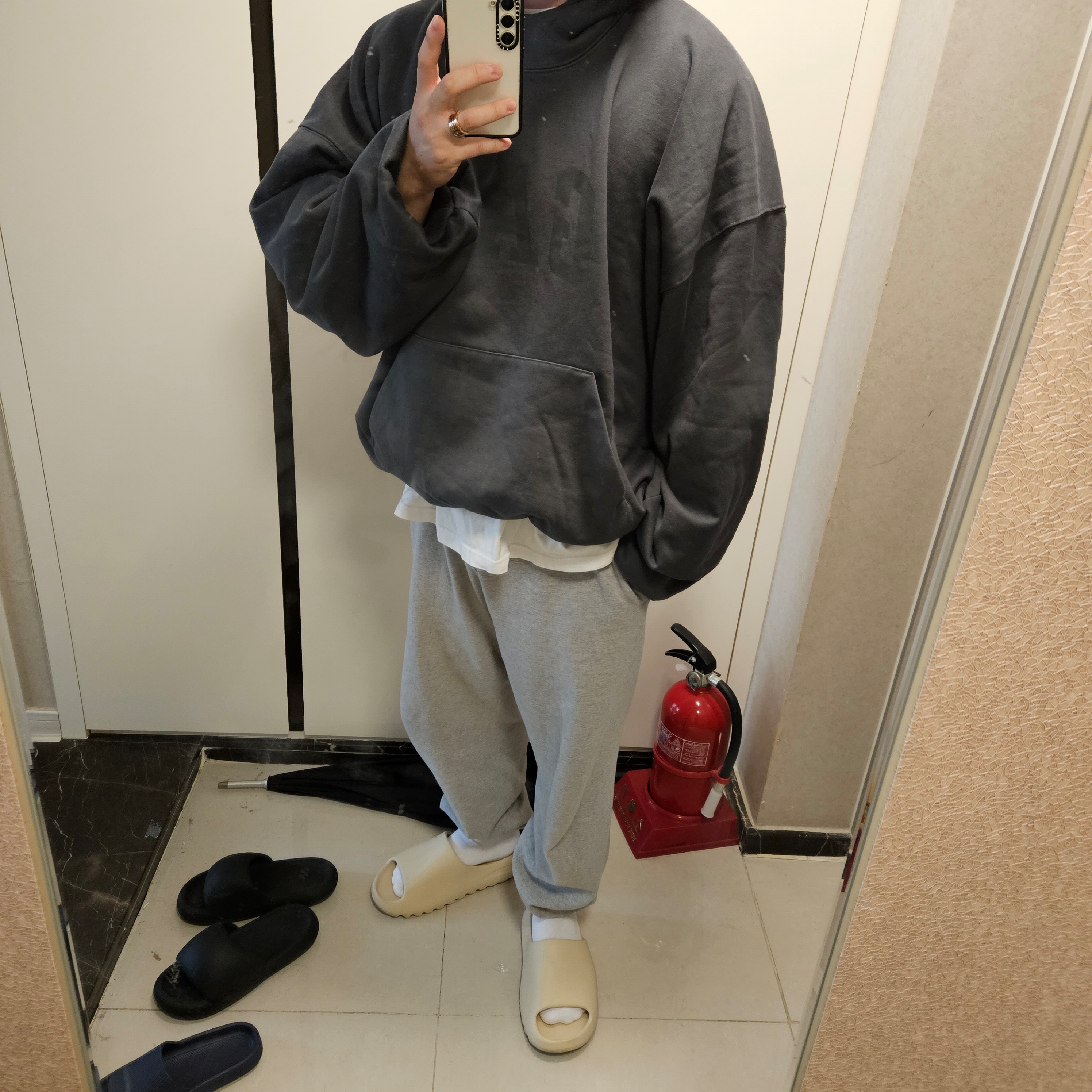 Yeezy Gap Engineered By Balenciaga Dove Hoodie Black 착용 스타일 - 1